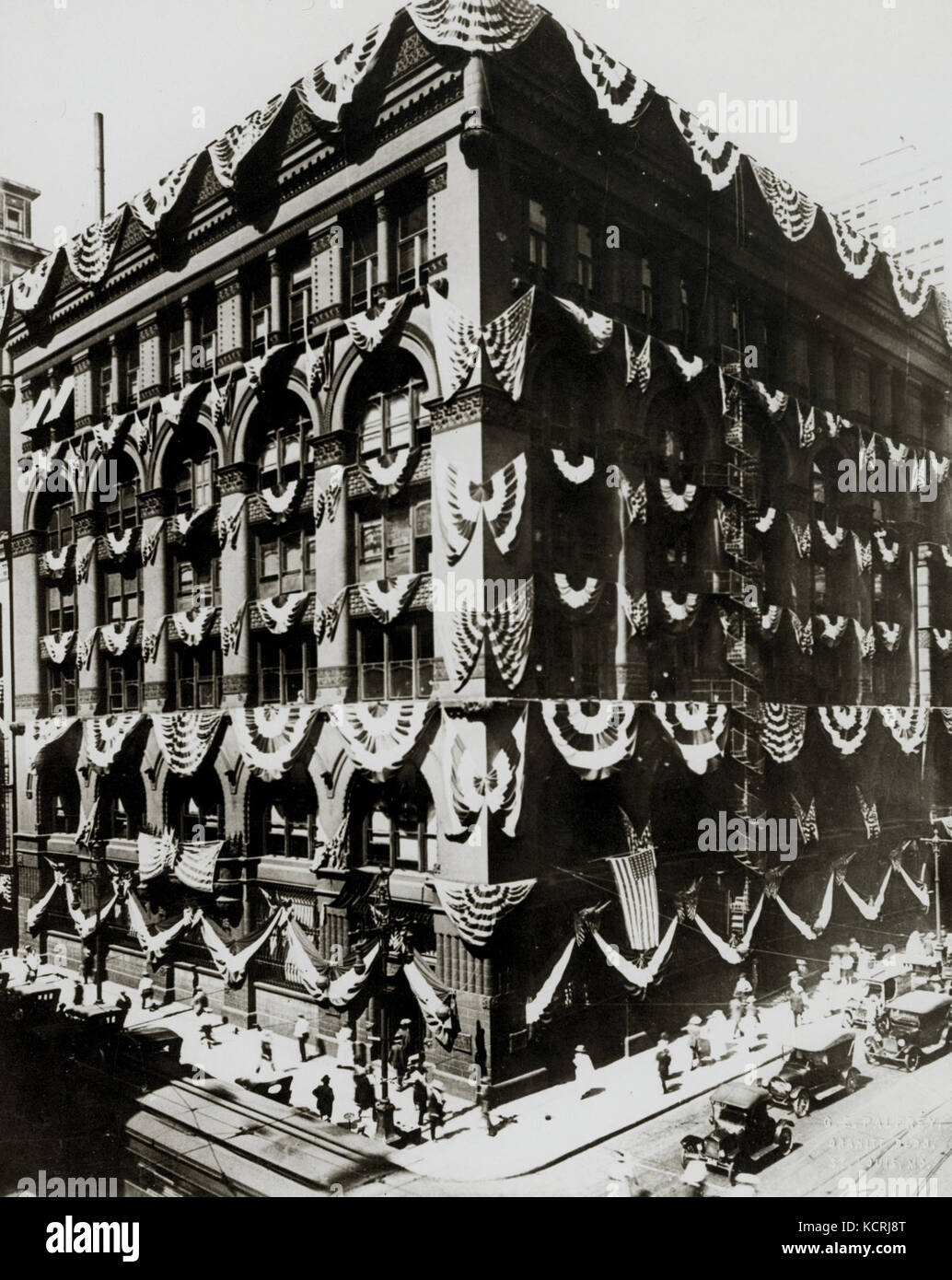 First National Bank, southwest corner of Broadway and Locust Street. Opening day, 7 July 1919 Stock Photo