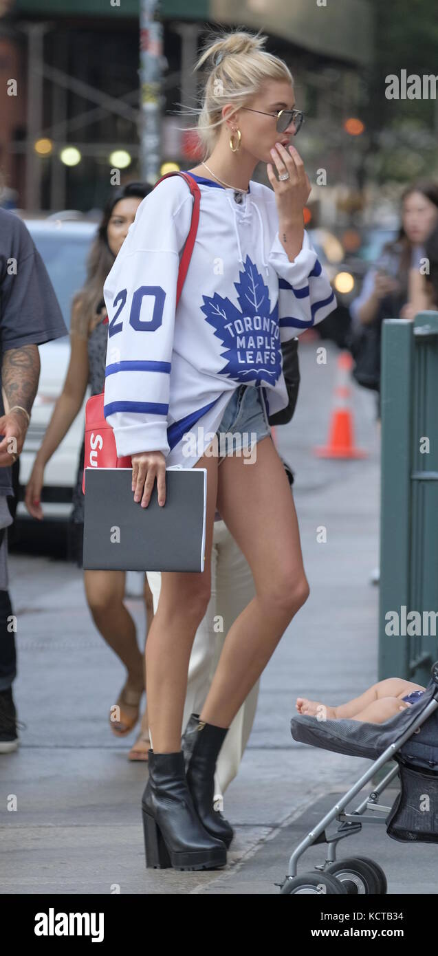 Hailey Baldwin Toronto Maple Leafs Game March 5, 2020 – Star Style