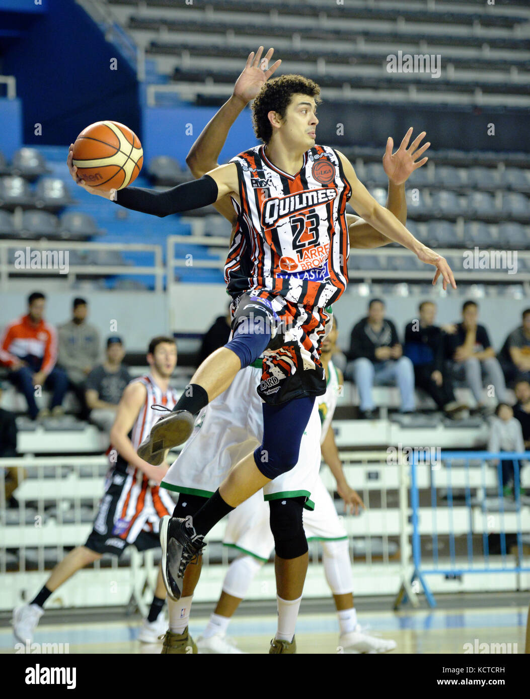 Eric Flor, MVP of Quilmes de Mar del Plata in the victory against Gimnasia de Comodoro (PH: Demián Schleider) Stock Photo