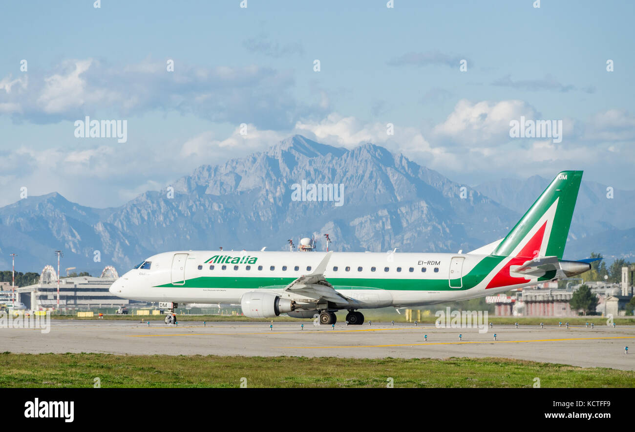 Embraer e175lr hi-res stock photography and images - Alamy