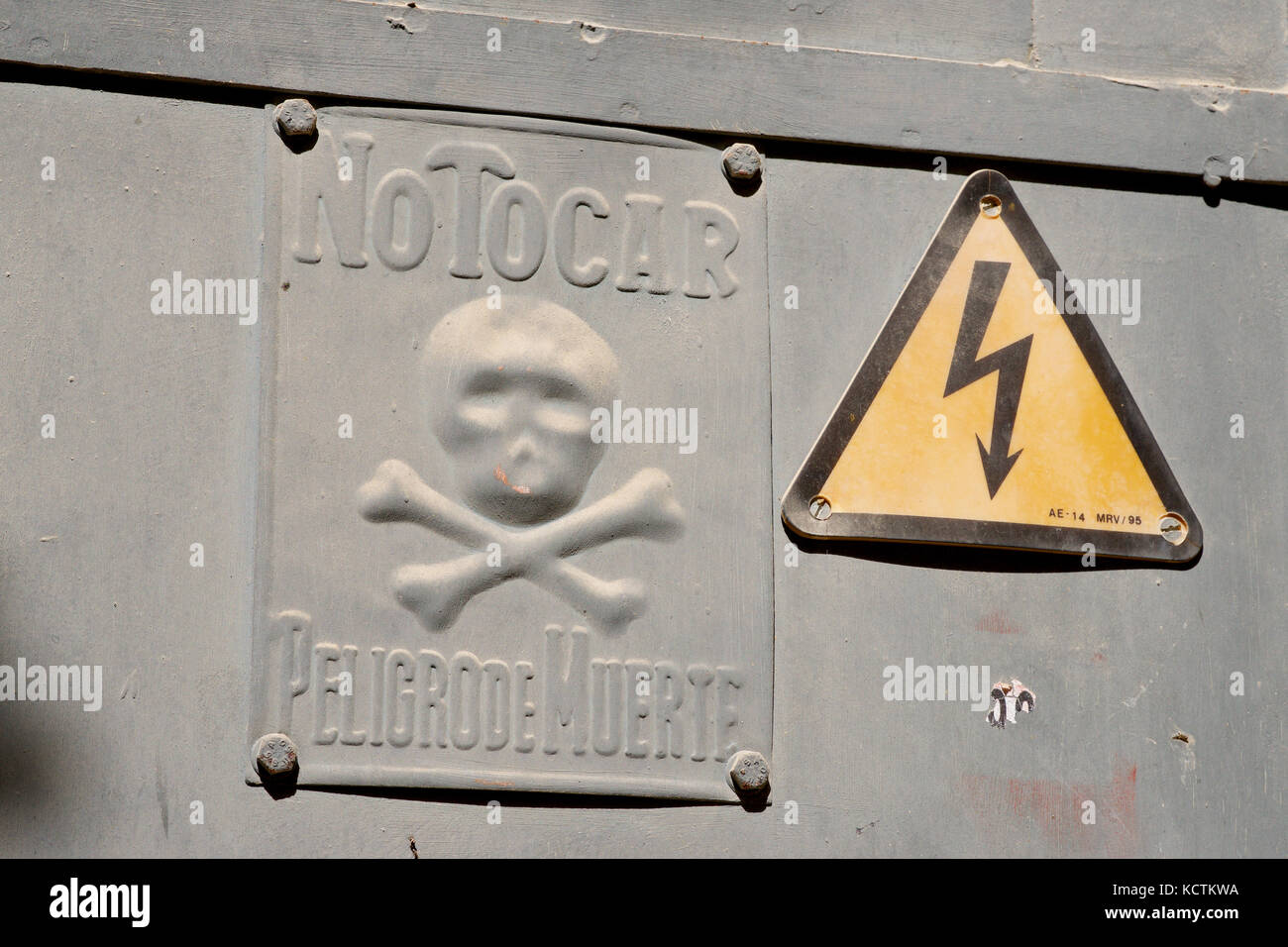 Warning sign in Spanish at an electrical structure Stock Photo Alamy