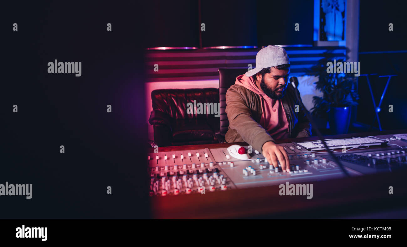 Modern recording studio mixing desk hires stock photography and images