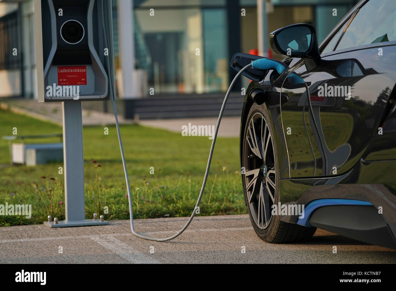 BMW i8 in Munich, September 9, 2017 Elektroauto Hybrid BMW i8 at a charging station on September 9, 2017 in Munich, Germany.  © Peter Schatz / Alamy S Stock Photo