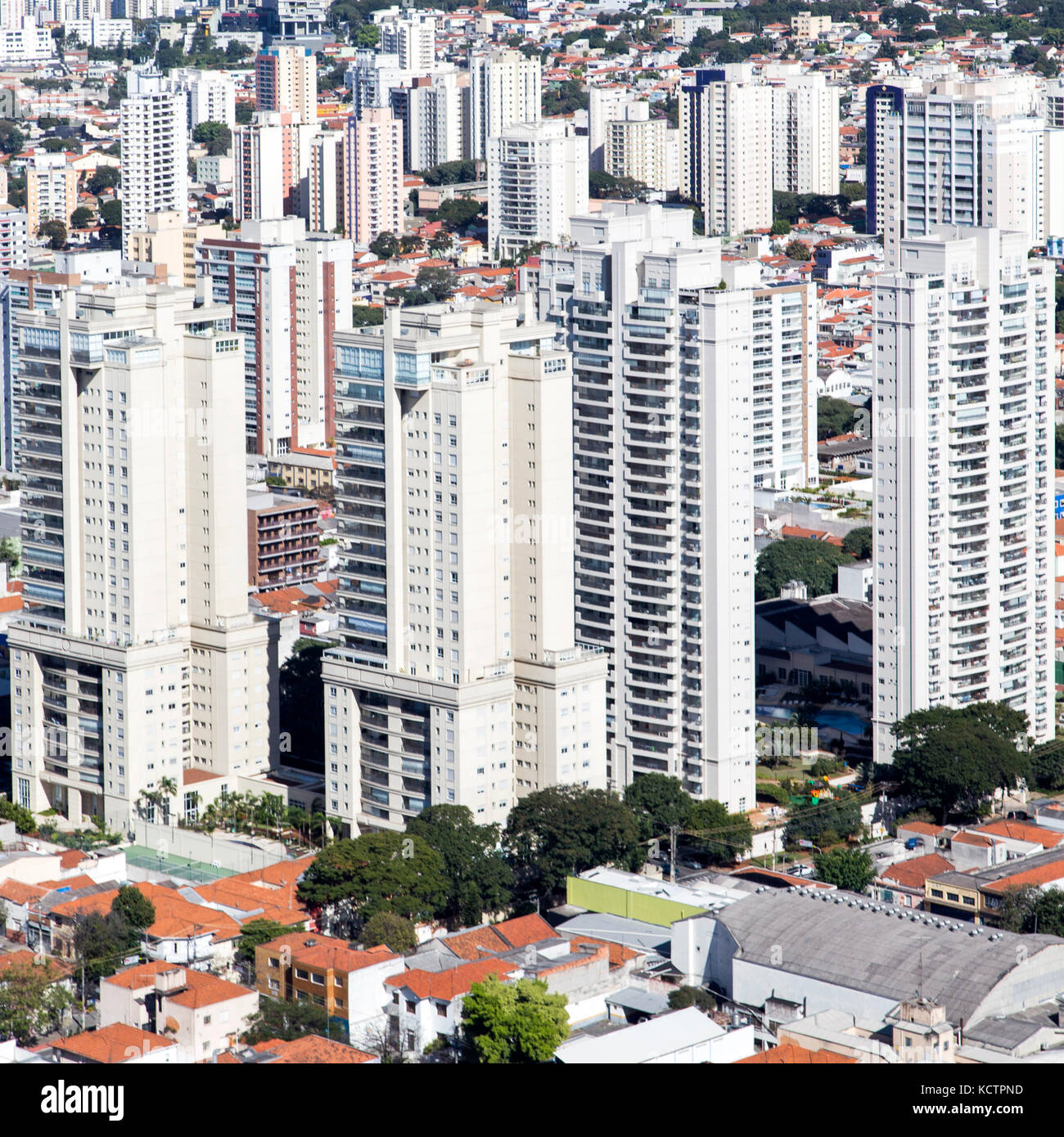 Vista aérea de Vila Progredior mostrando o conjunto de prédios residenciais e ruas arborizadas