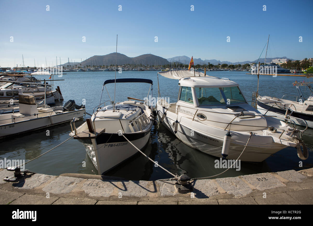 Boats rope tied to mooring post at harbour, Puerto de Alcudia, Alcudia, Majorca, Balearic Islands, Spain. Stock Photo