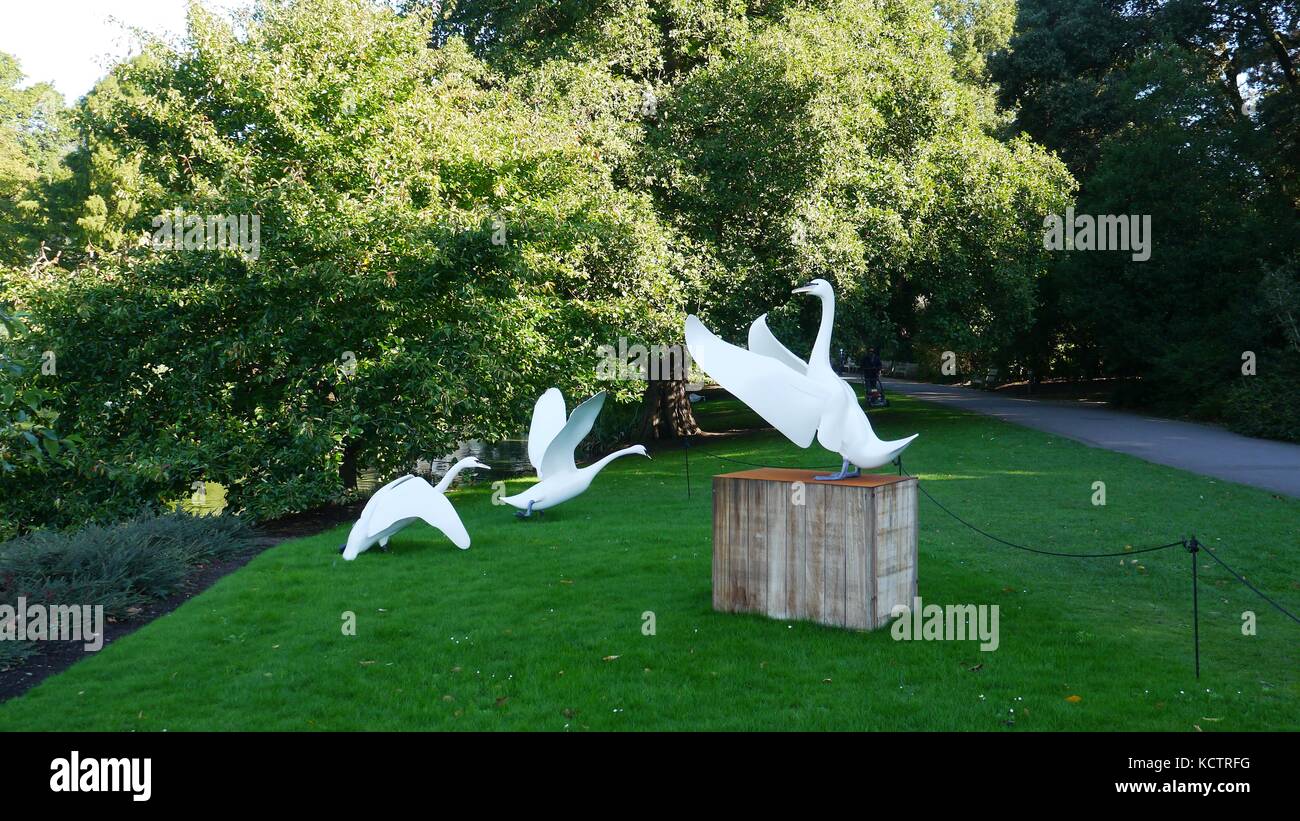 Crescendo Swan Crescendo Swan sculpture by mark Dedrie at Kew Gardens Stock Photo