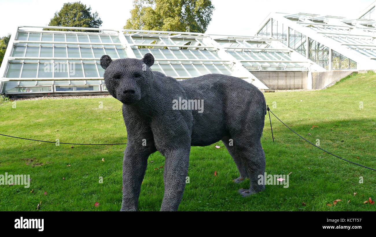 Bear sculpture by Kendra Haste at Kew gardens in London Stock Photo