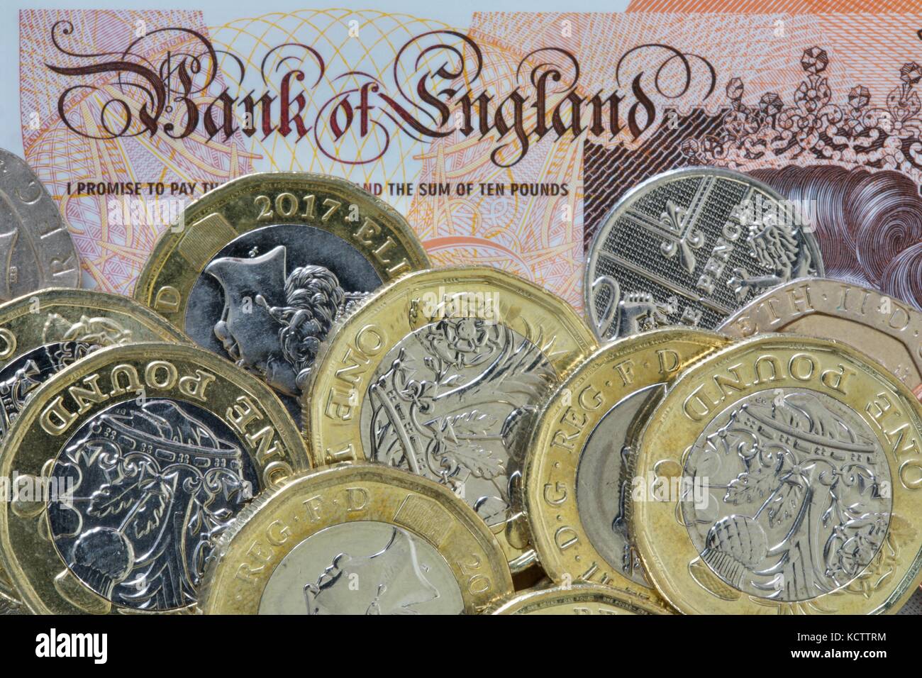 British 10 Note British currency £10 note and £1 pound coins Stock Photo - Alamy