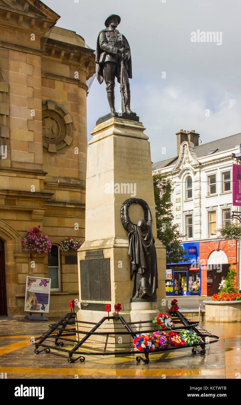 The bronze war memorial of a British Tommy to honour the dead of the 1st and 2nd world wars in the town centre of Coleraine on the north coast of Nort Stock Photo