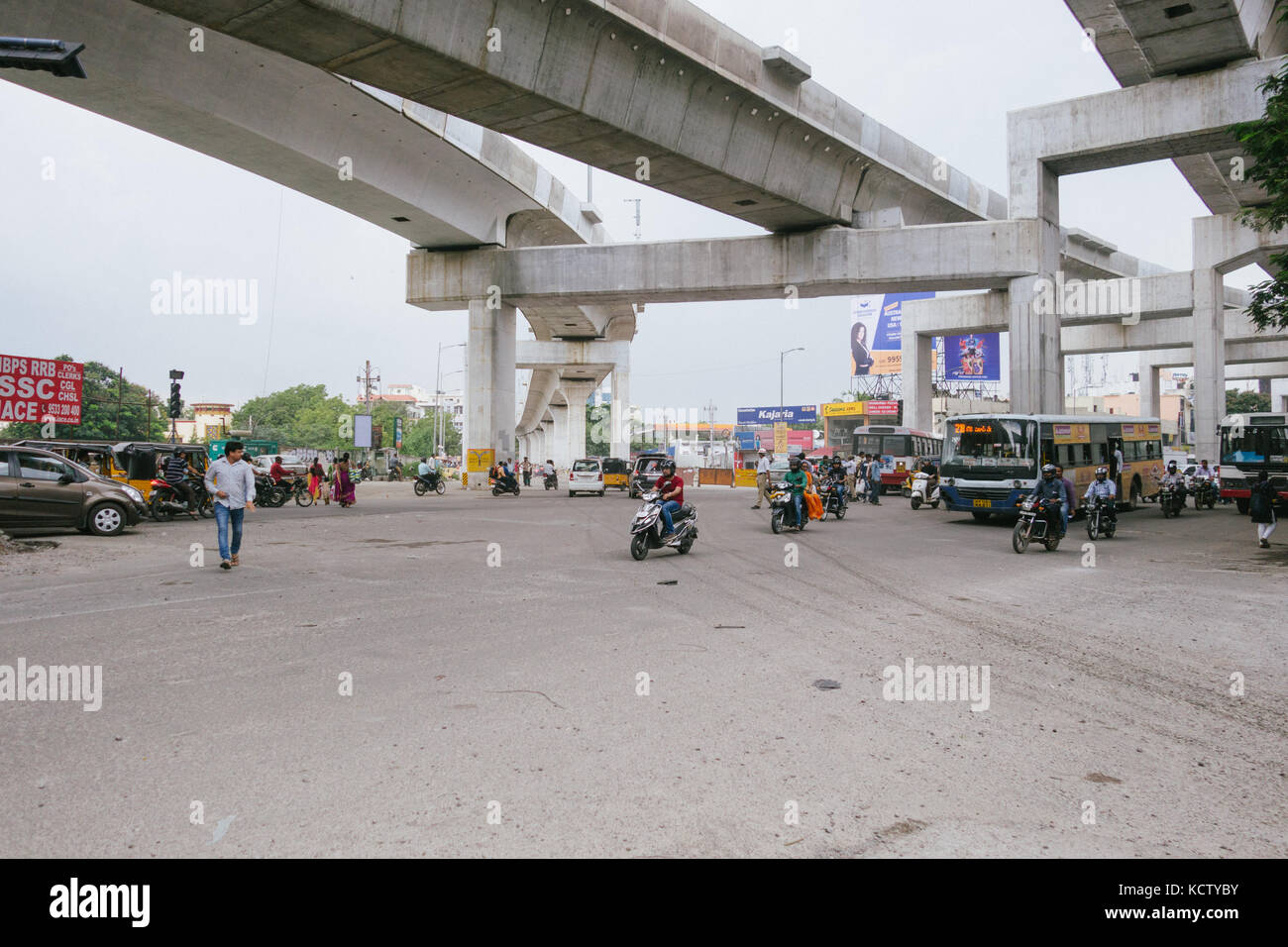 HYDERABAD,INDIA-07th OCTOBER,2017.Pedestrians jaywalking at a busy street in Hyderabad,India Stock Photo