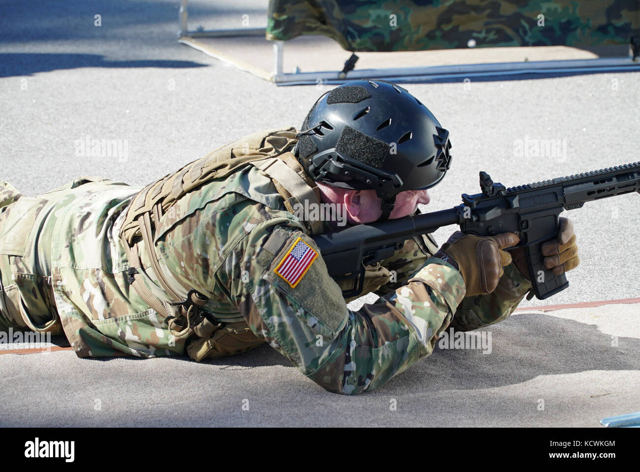 U.S. Army State Command Sgt. Maj. Russell A. Vickery, State Command Sgt. Maj., South Carolina National Guard, competes in the “Battle Challenge” mobile obstacle course at McCrady Training Center in Eastover, South Carolina, Jan. 28, 2017.  The Battle Challenge requires participants to perform nine tasks under pressure of time, including a cargo net climb, a knotted rope descent, wall surmount, ammunition resupply, low crawl, gas can carry, marksmanship tasks, and a service member-down rescue. (U.S. Army National Guard photo by Capt. Brian Hare) Stock Photo