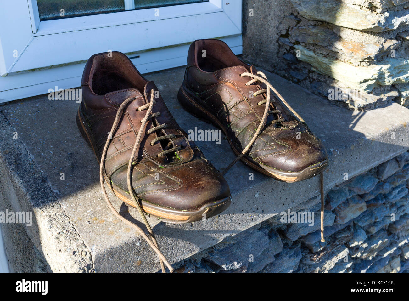 Shoes outside door hires stock photography and images Alamy