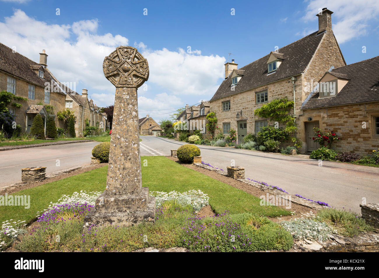 Cotswold stone cottages and stone cross in Icomb village, Icomb, Cotswolds, Gloucestershire, England, United Kingdom, Europe Stock Photo
