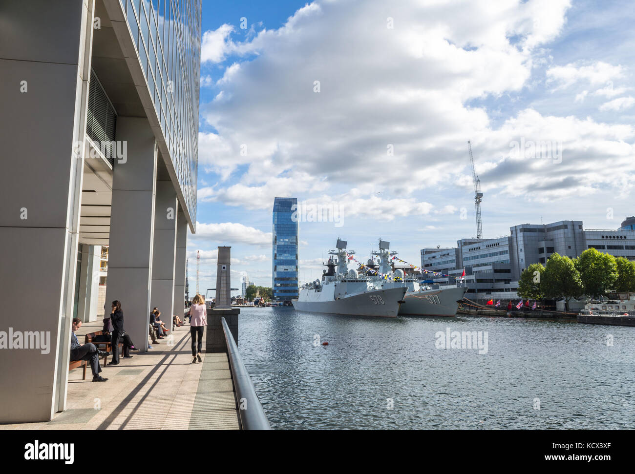 Office workers at lunch as two Chinese warships, the Huanggang and the Yangzhou, anchor in the West India Docks on a goodwill tour Stock Photo