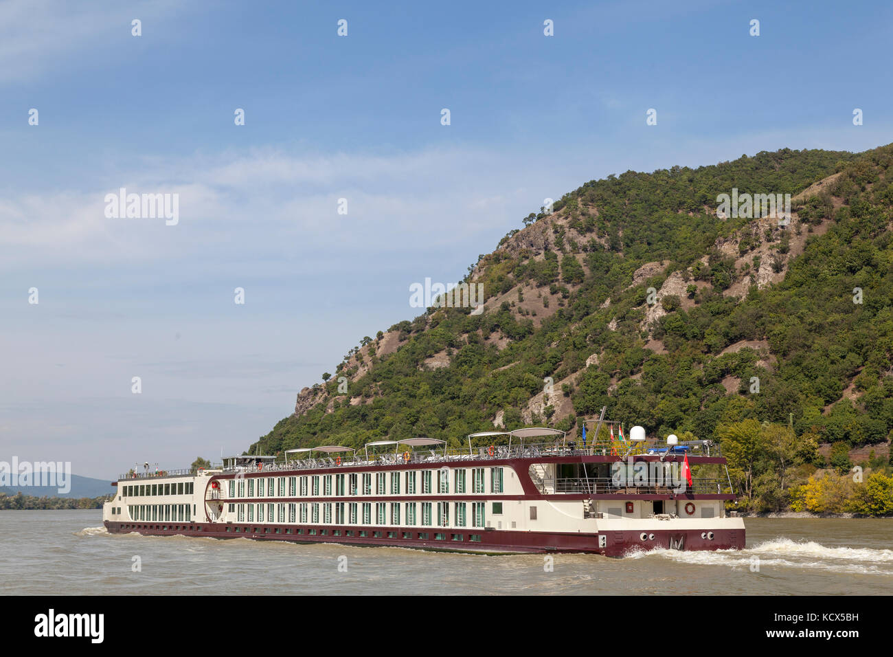 Flusskreuzfahrtschiff auf der Donau in Estergom, Ungarn Stock Photo