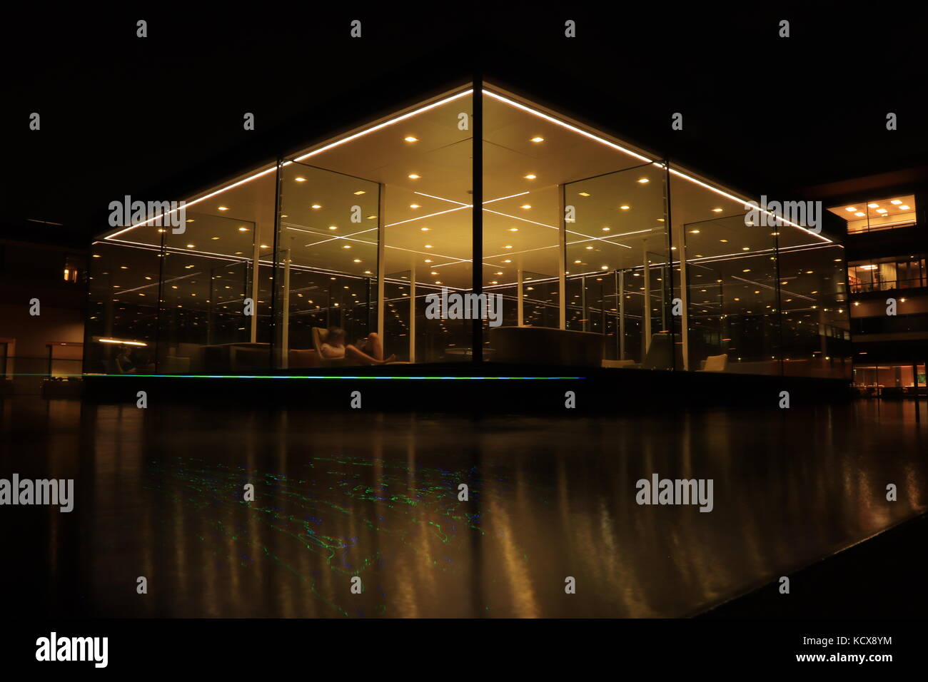 Glass cube architecture hi-res stock photography and images - Alamy