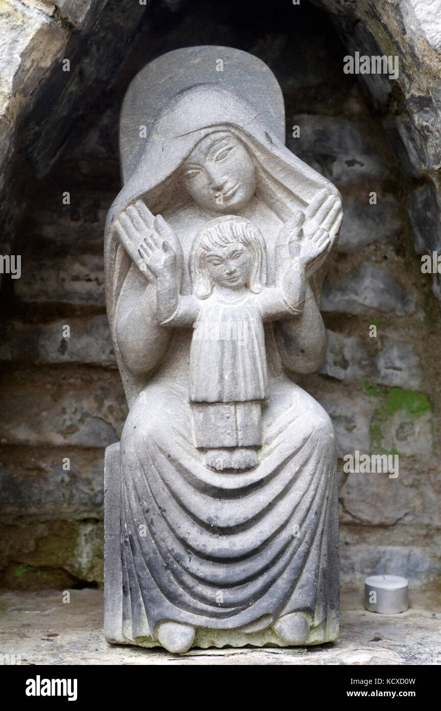 Mother Mary with Christ Child in Bath stone sculpture at Chalice Well Gardens Glastonbury Stock Photo