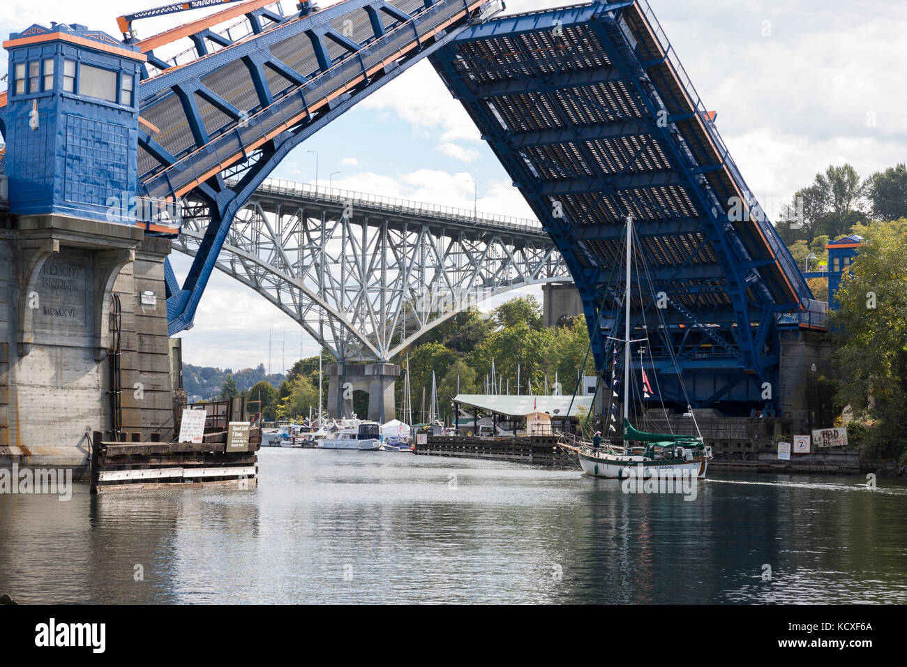 Seattle, Washington: The Fremont Bridge opens for a sailboat to pass. The double-leaf bascule bridge connects Seattle's Fremont and Queen Ann neighbor Stock Photo