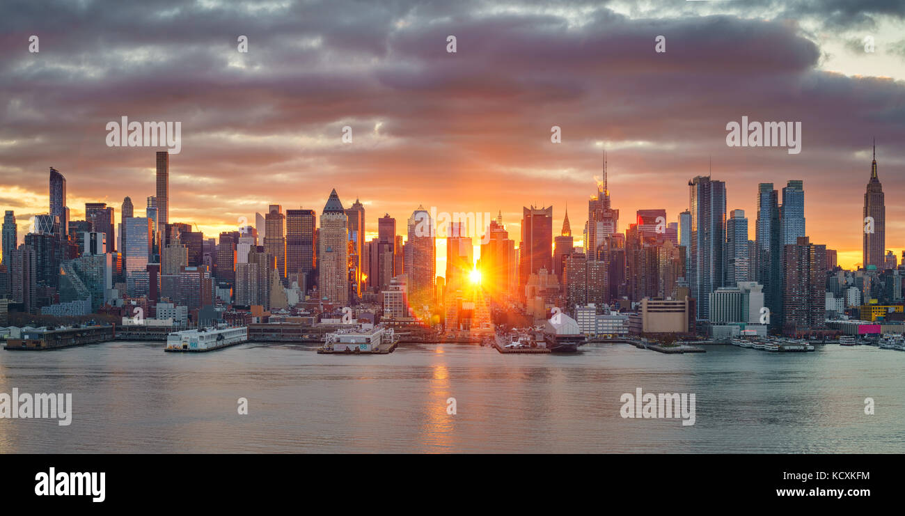 Bright sunrise over Manhattan Stock Photo