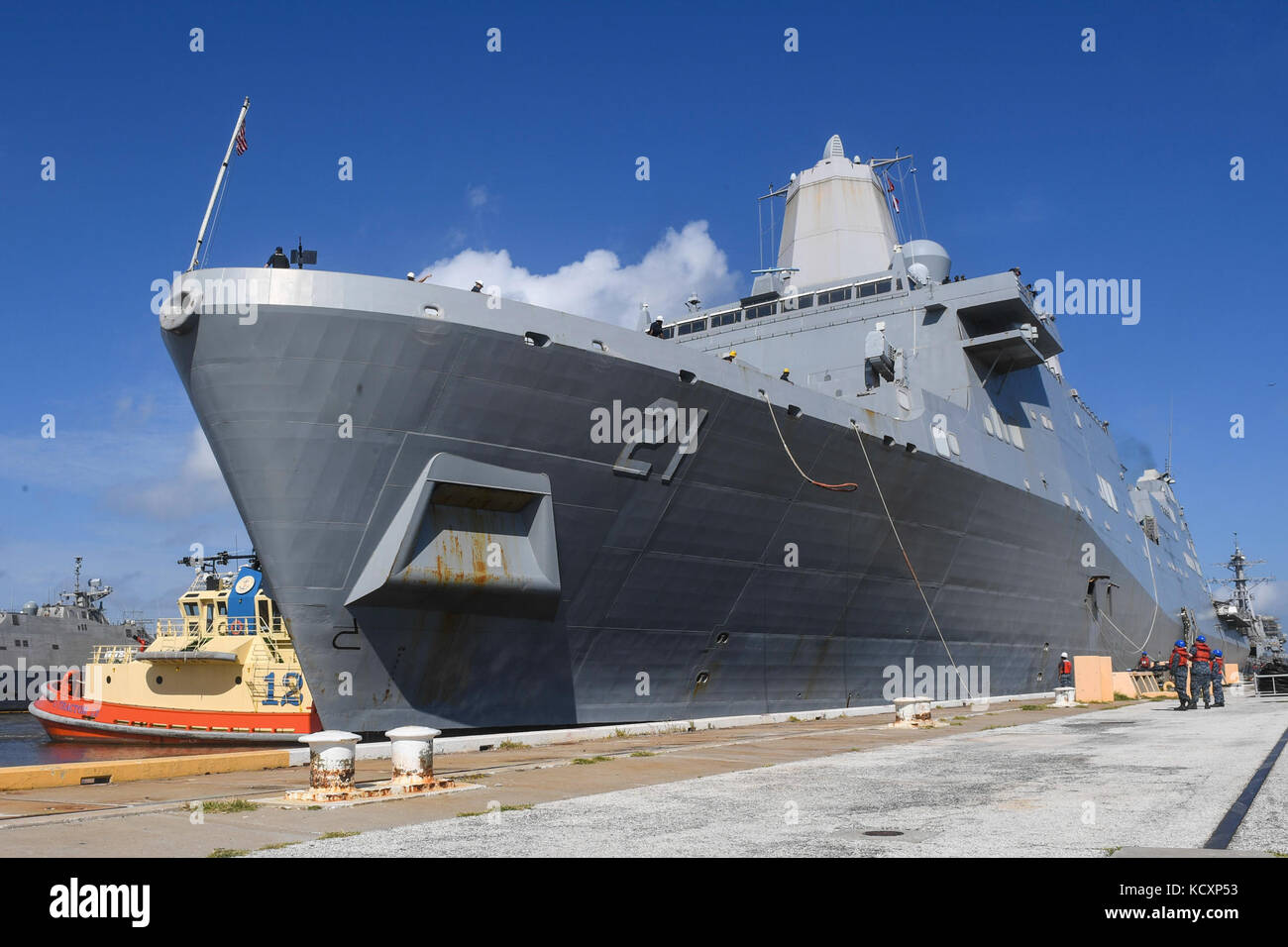 171007-N-TP832-007 JACKSONVILLE, Fla. (Oct. 7, 2017) Sailors heave in mooring lines as the amphibious transport dock ship USS New York (LPD 21) prepares to depart Naval Station Mayport to provide relief efforts to the Gulf Coast region in anticipation of Hurricane Nathan. (U.S. Navy photo by Mass Communication Specialist 3rd Class Michael Lopez/Released) Stock Photo