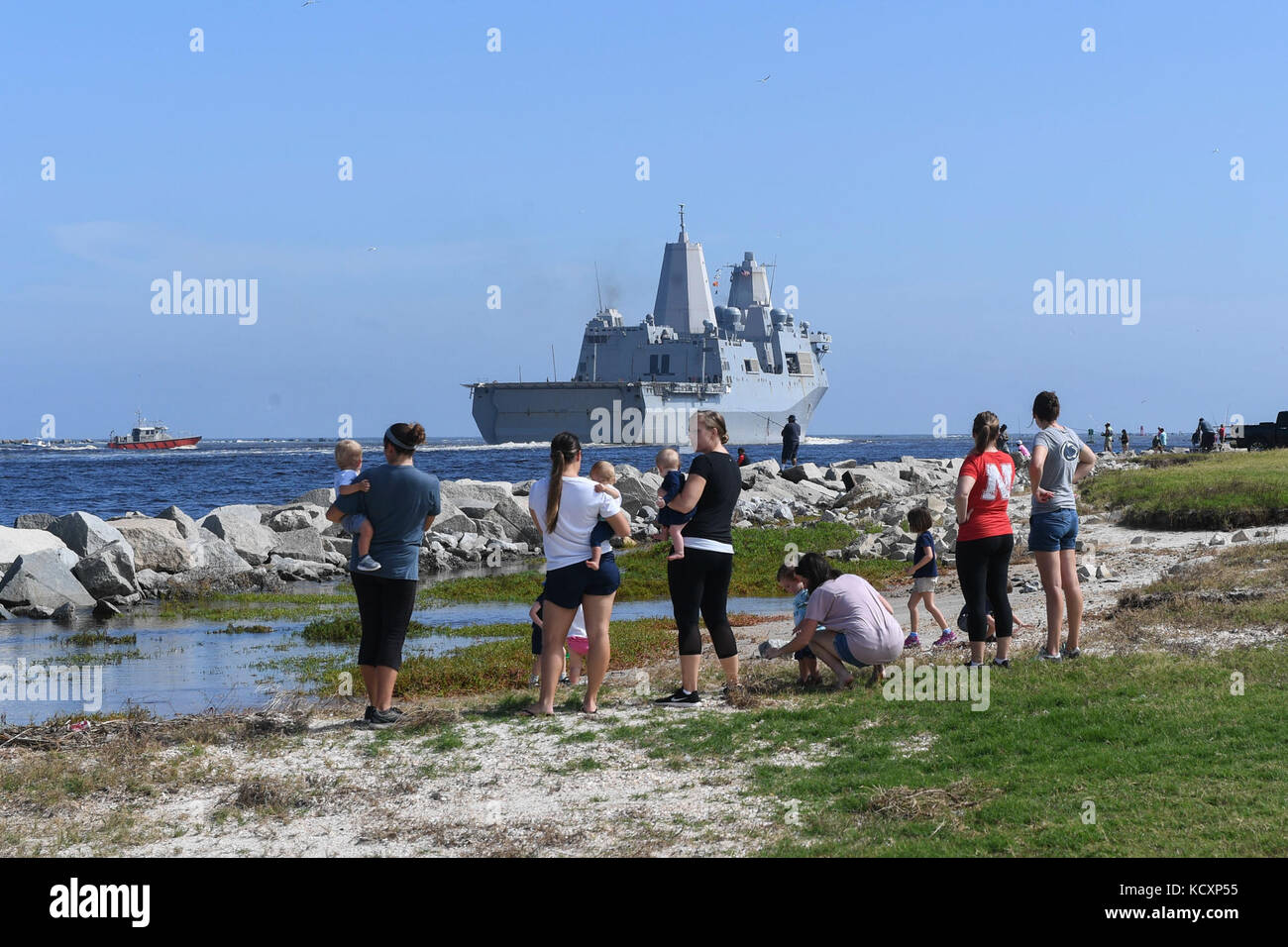 171007-N-TP832-027 JACKSONVILLE, Fla. (Oct. 7, 2017) Families watch as the amphibious transport dock ship USS New York (LPD 21) departs Naval Station Mayport to provide relief efforts to the Gulf Coast region in anticipation of Hurricane Nathan. (U.S. Navy photo by Mass Communication Specialist 3rd Class Michael Lopez/Released) Stock Photo