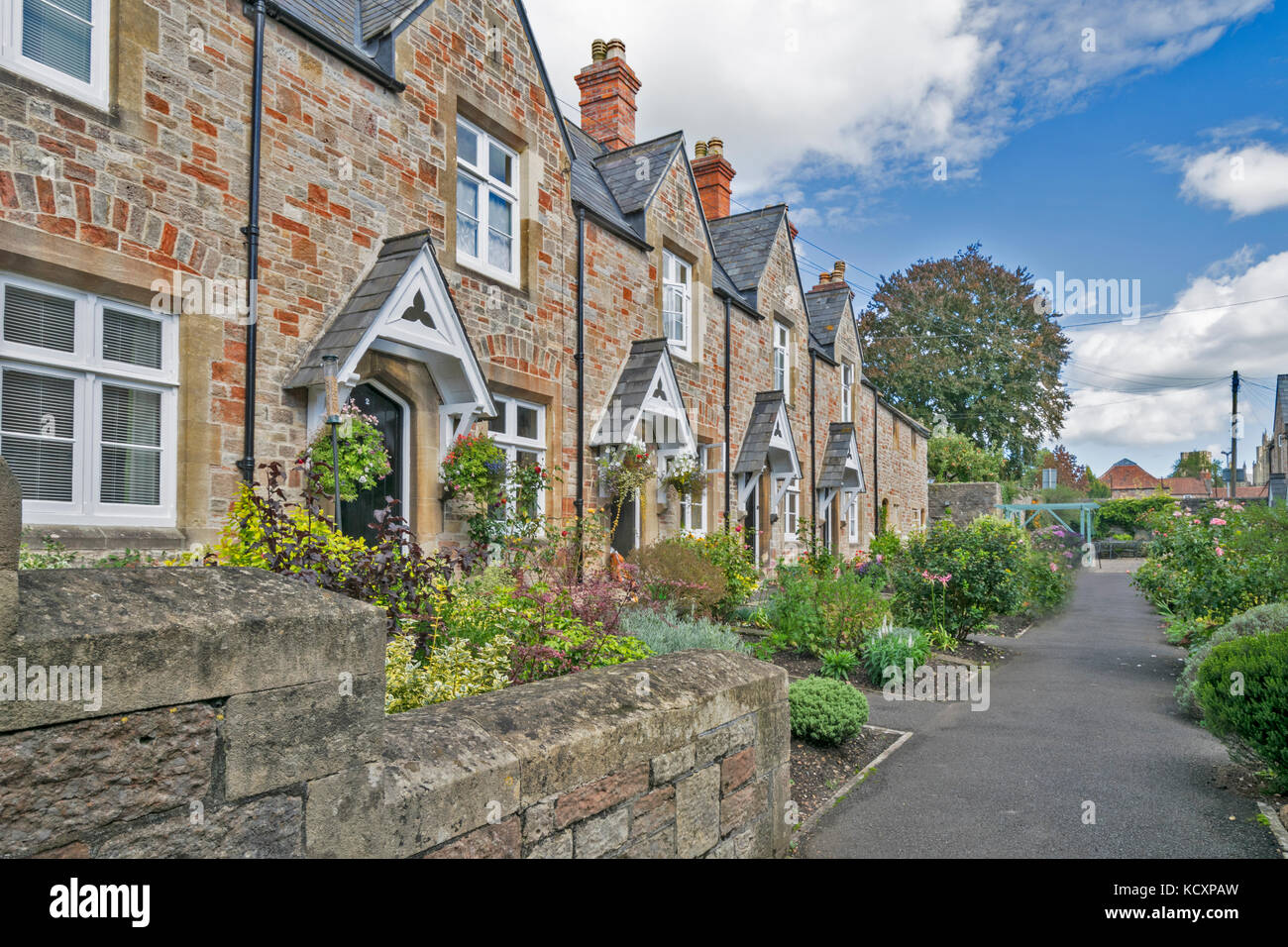 WELLS SOMERSET ENGLAND A ROW OF ALMS HOUSES IN THE CITY Stock Photo Alamy