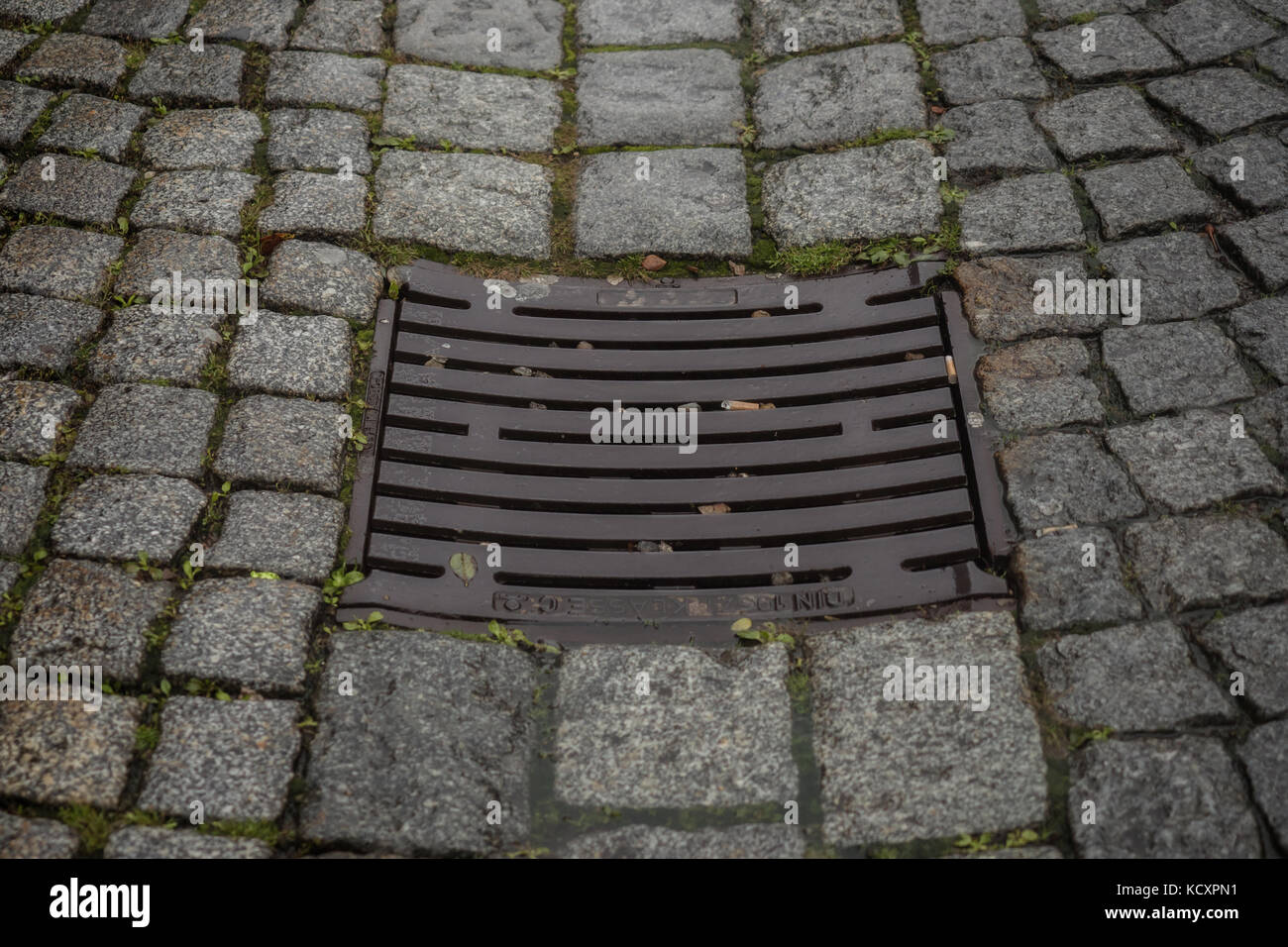 Drain cover in the middle of a road Stock Photo Alamy