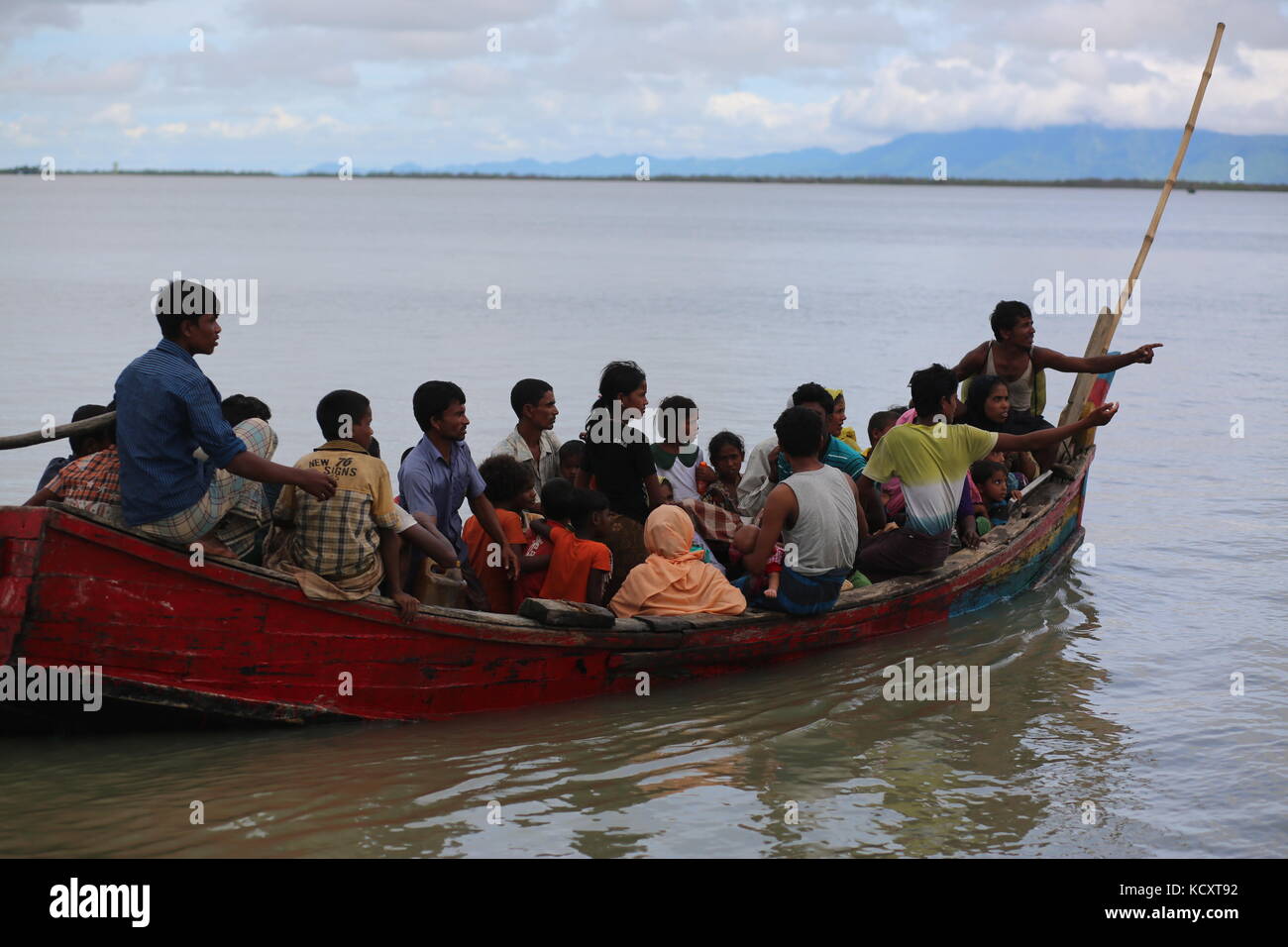 October 7, 2017 - Cox'S Bazar, Bangladesh - SHAH PORI ISLAND, BANGLADESH - OCTOBER 07 : Rohingya people, fled from ongoing military operation in Myanmar Rakhain state, ride on boat at Shah Pori Island to go to refugee camp in Shah Pori Island in Bangladesh on October 07, 2017.Rohinngya people fled continuing in Bangladesh.Bangladesh said it would be one of the world's biggest refugee cam to house all the 800,000 plus Rohingya muslims who have sought asylum from violence in Myanmar. Credit: Zakir Hossain Chowdhury/ZUMA Wire/Alamy Live News Stock Photo