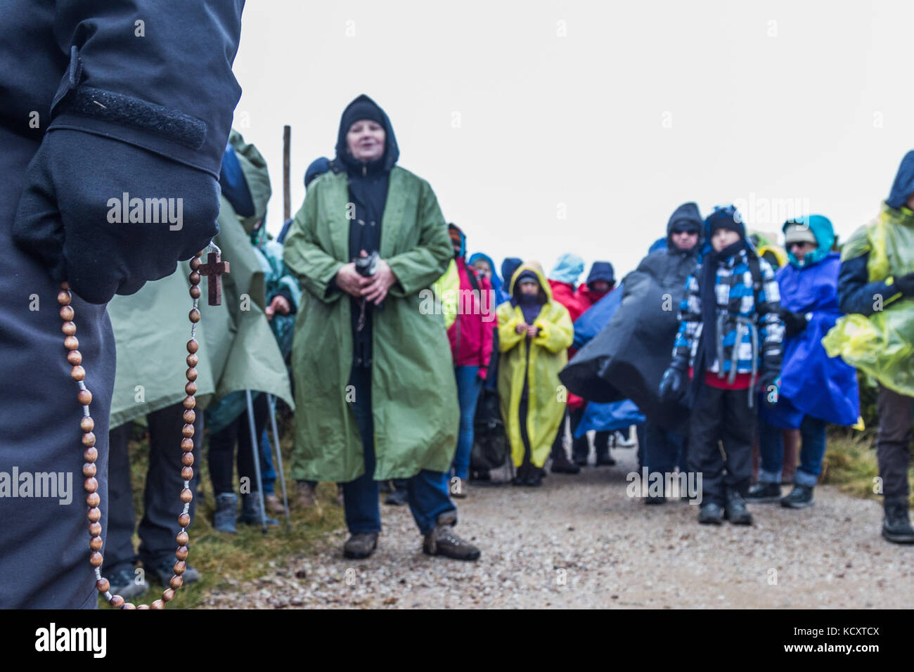 Wroclaw, Poland. 7th Oct, 2017. Rosary on the Borders - Polish Catholics pray to for the peace in Poland and all over the world. Along the Poland's borders stood at about one milion people pray together. Border of Poland and Czech Republic Mountain of Szrenica Poland Credit: Krzysztof Kaniewski/ZUMA Wire/Alamy Live News Stock Photo