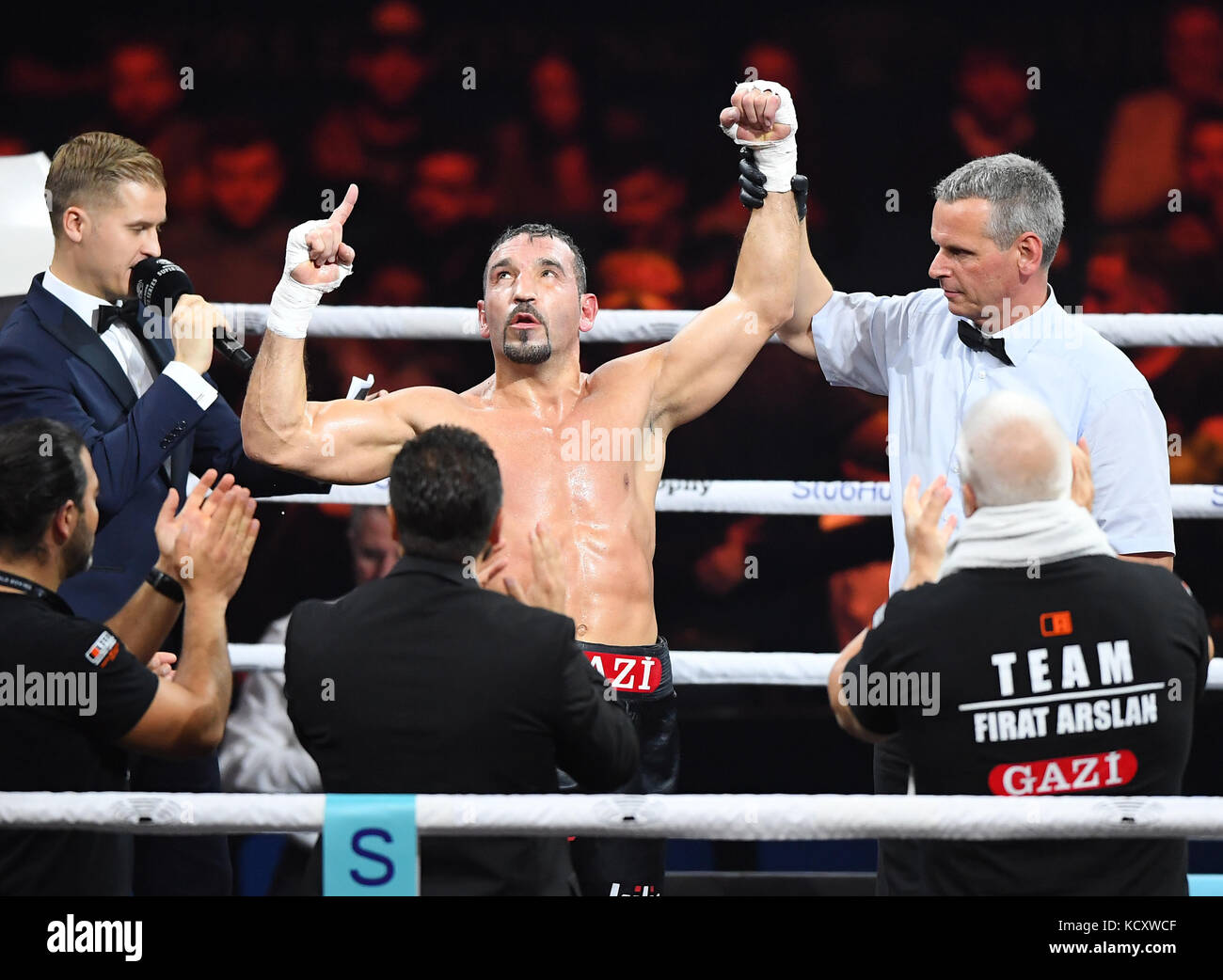 Stuttgart, Germany. 7th Oct, 2017. Firat Arslan celebrates his victory in the professional boxing match between Arslan from Germany and Valori from Argentina in Stuttgart, Germany, 7 October 2017. Credit: Sebastian Gollnow/dpa/Alamy Live News Stock Photo