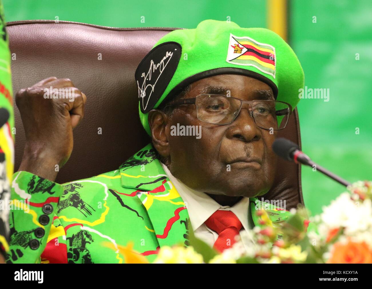 Harare, Zimbabwe. 7th Oct, 2017. Zimbabwean President Robert Mugabe attends the ruling ZANU-PF Youth League National Assembly meeting in Harare, Zimbabwe, on Oct. 7, 2017. Zimbabwean President Robert Mugabe said Saturday underperforming ministers will fall by the wayside when he reshuffles his cabinet next week, state broadcaster the Zimbabwe Broadcasting Corporation reported. Credit: Xinhua/Alamy Live News Stock Photo