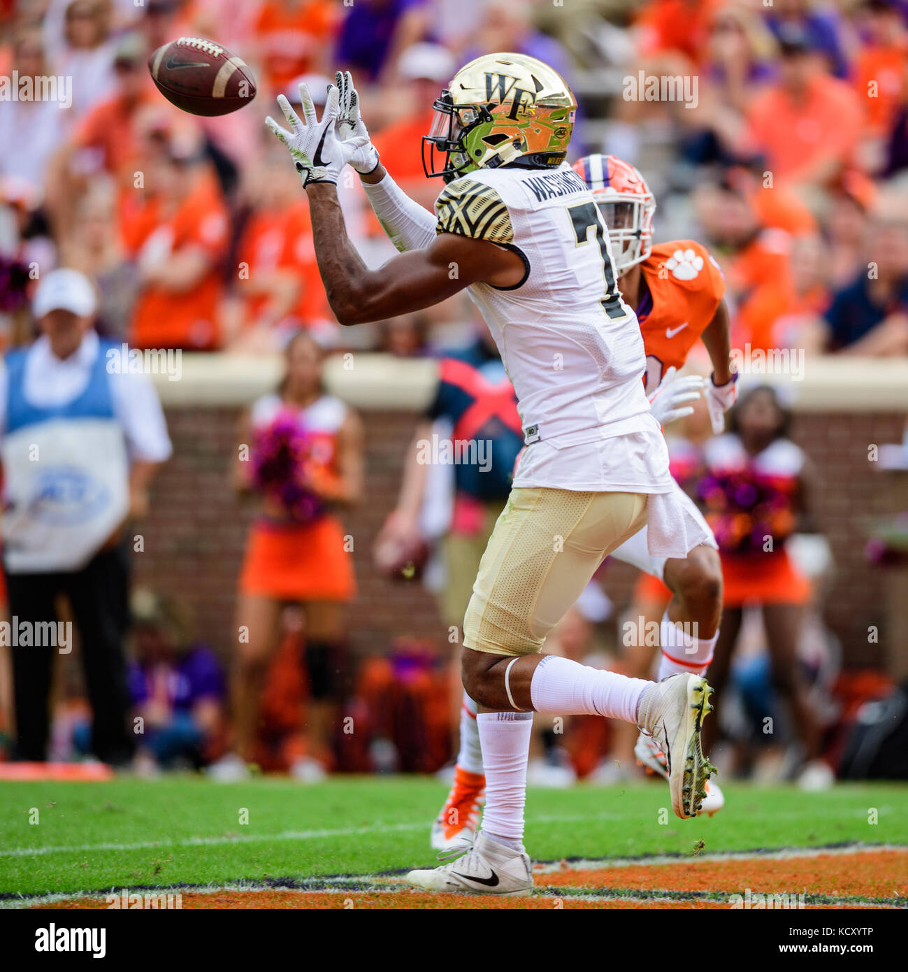 Wake Forest wide receiver Scotty Washington (7) catches a touchdown