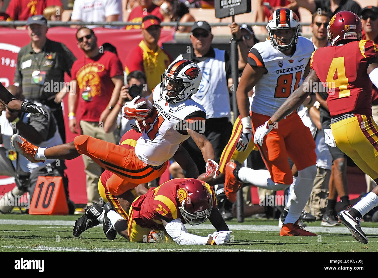 Los Angeles, CA, USA. 7th Oct, 2017. Oregon State Beavers running back Artavis Pierce 21 runs