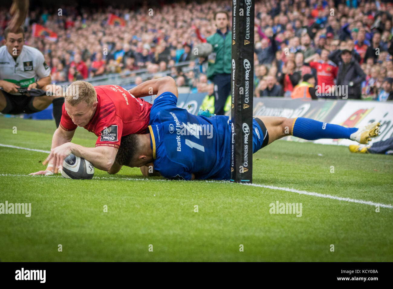 Keith Earls scores Munsters 2nd try of the Guinness PRO14 Derby at Aviva Stadium, Dublin, Ireland Stock Photo