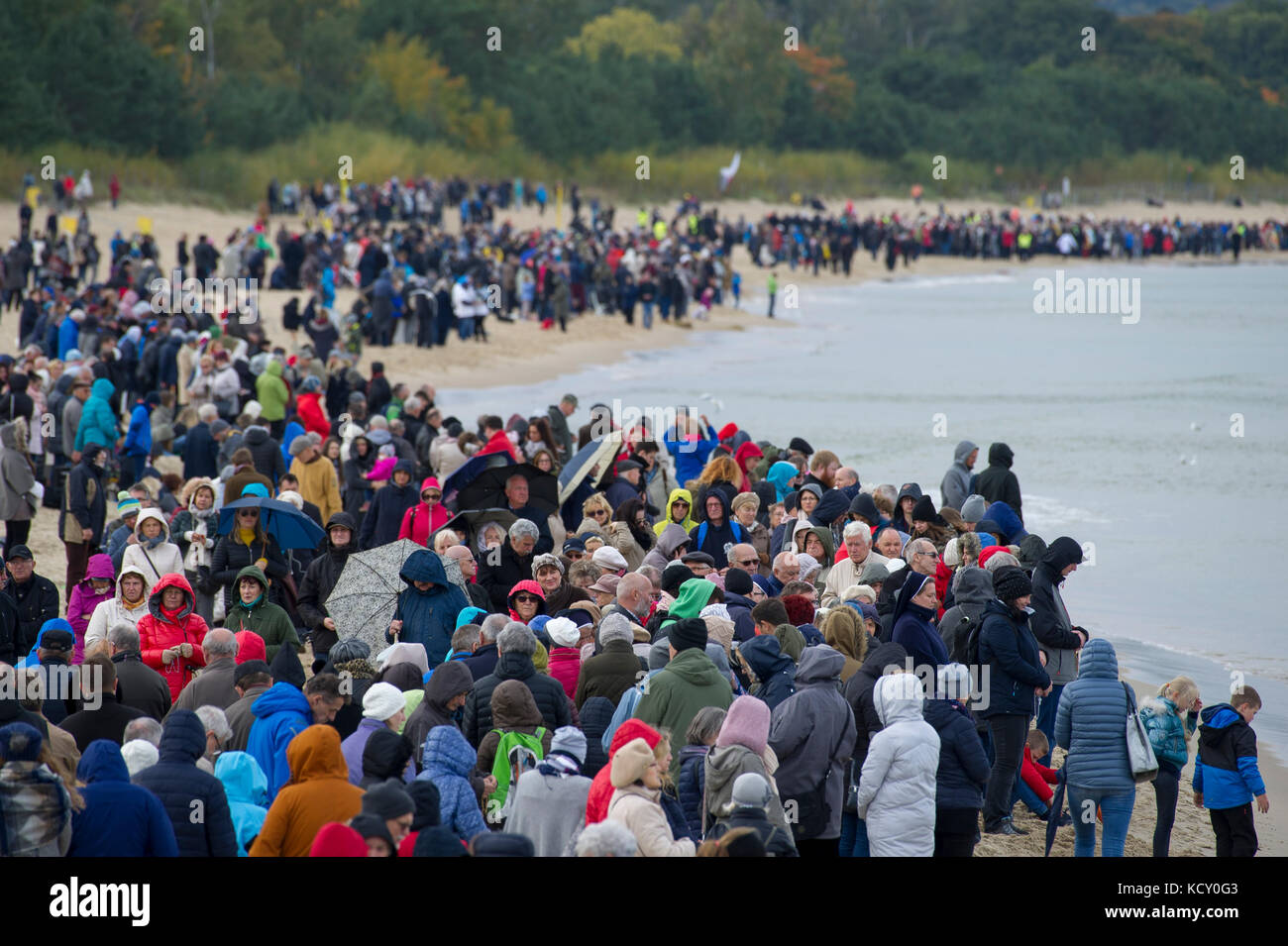 Gdansk, Poland. 7th October, 2017. Devotees attend a massive rosary prayer on the Baltic beach in Gdansk, Poland. 7th Oct, 2017. Thousands of Polish catholics are praying on all Poland`s 3500 km borders to Virgin Mary for peace in Poland and peace for world during massive religion event Rosary on the Borders. Credit: Wojciech Strozyk/Alamy Live News Stock Photo