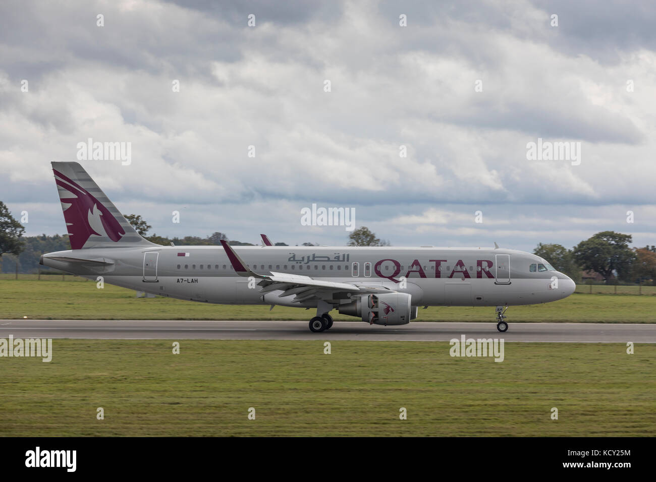 Luton, UK. 7th October, 2017. Qatar Airways Airbus A320 aircraft, A7-LAH, landing at London Luton Airport at 1pm on Saturday 7th October 2017 from Mahon as part of the Civil Aviation Authority's flying programme to bring back passengers following the administration of Monarch Airlines. Credit: Nick Whittle/Alamy Live News Stock Photo