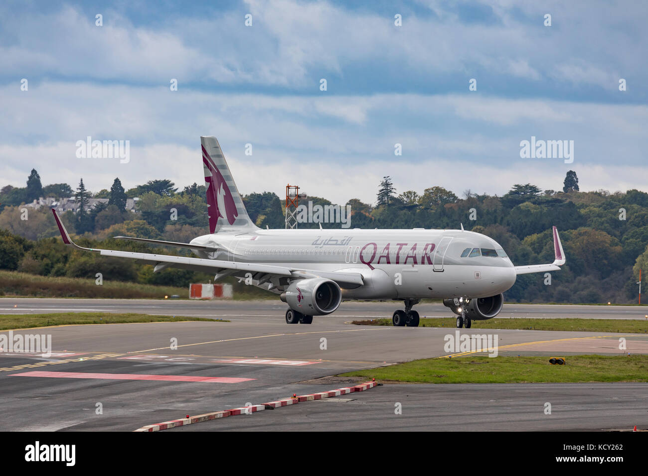 Luton, UK. 7th October, 2017. Qatar Airways Airbus A320 aircraft, A7-LAH, at London Luton Airport having just arrived from Mahon as part of the Civil Aviation Authority's flying programme to bring back passengers following the administration of Monarch Airlines. Credit: Nick Whittle/Alamy Live News Stock Photo