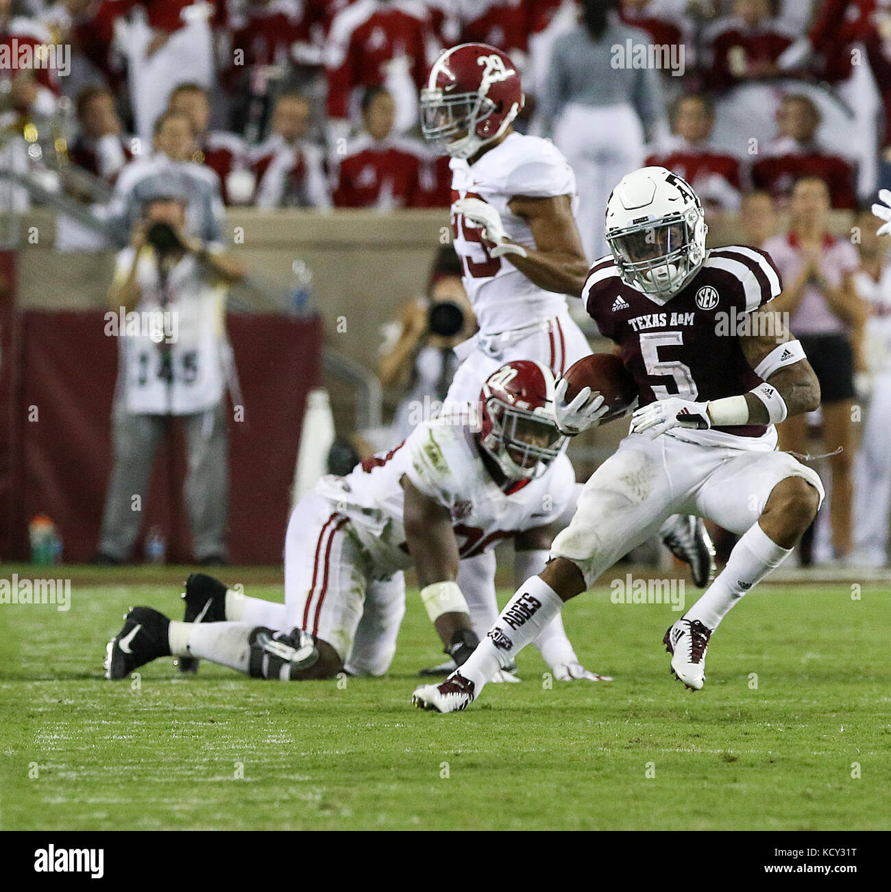 October 6, 2017: Texas A&M Aggies running back Trayveon Williams (5) avoids a tackle in the second quarter during the NCAA football game between the Alabama Crimson Tide and the Texas A&M Aggies at Kyle Field in College Station, TX; John Glaser/CSM. Stock Photo