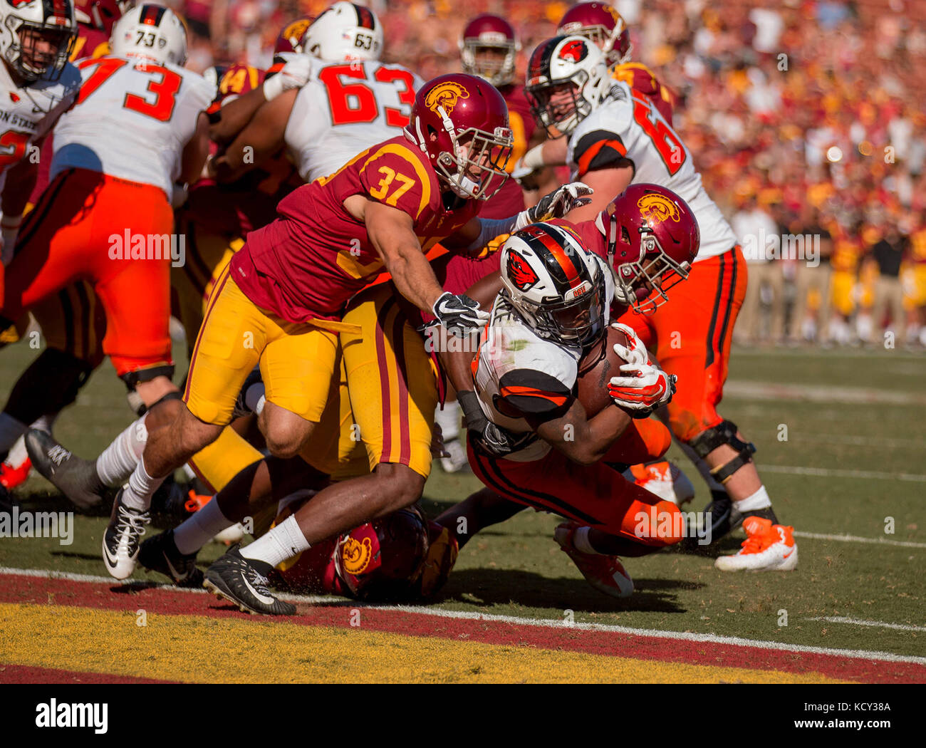 Los Angeles, CA, USA. 07th Oct, 2017. Oregon State running back (21) Artavis Pierce lunges for