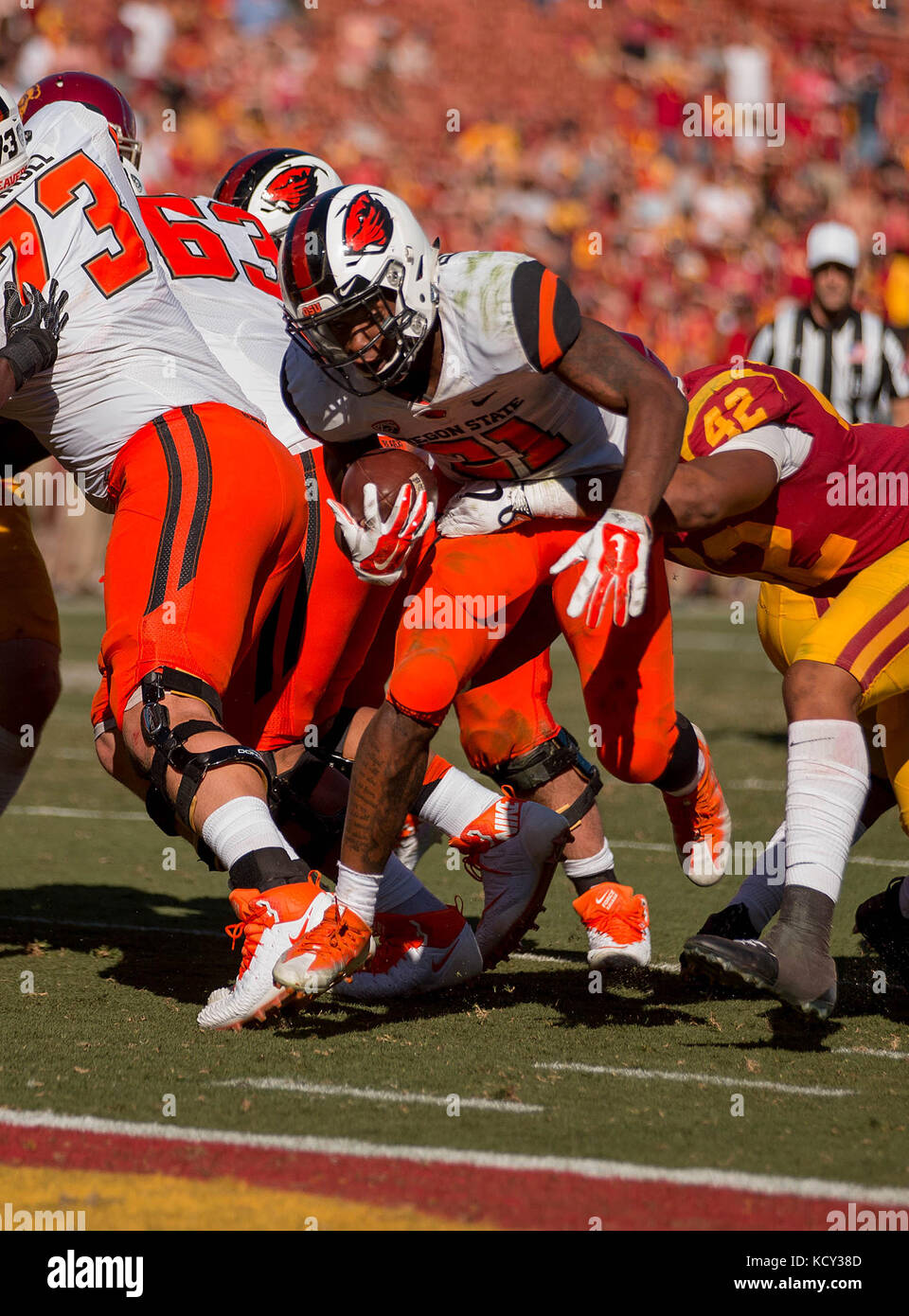 Los Angeles, CA, USA. 07th Oct, 2017. Oregon State running back (21) Artavis Pierce looks for a