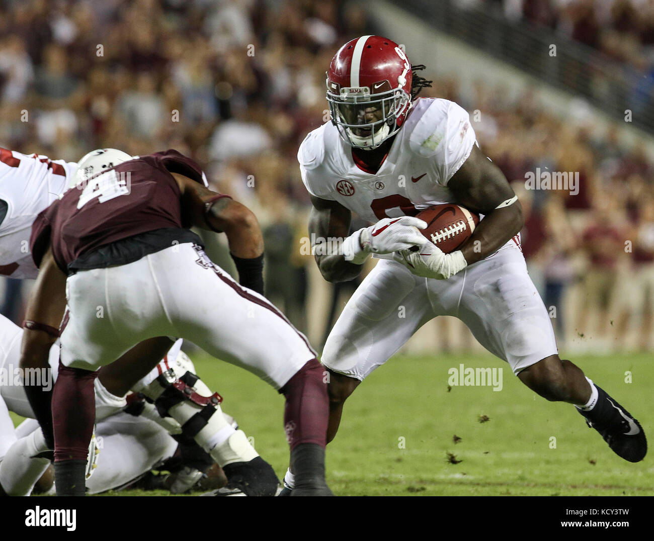 October 6, 2017: Alabama Crimson Tide running back Bo Scarbrough (9) rushes in the third quarter during the NCAA football game between the Alabama Crimson Tide and the Texas A&M Aggies at Kyle Field in College Station, TX; John Glaser/CSM. Stock Photo