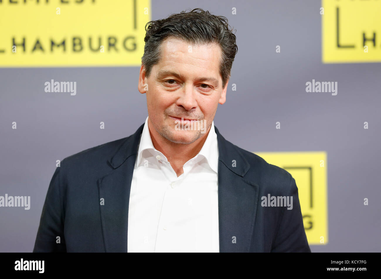 Hamburg, Germany. 7th Oct, 2017. The actor Fritz Karl arrives for the  German premiere of the film "Reich oder tot" during the Hamburg Film  Festival in Hamburg, Germany, 7 October 2017. Credit: