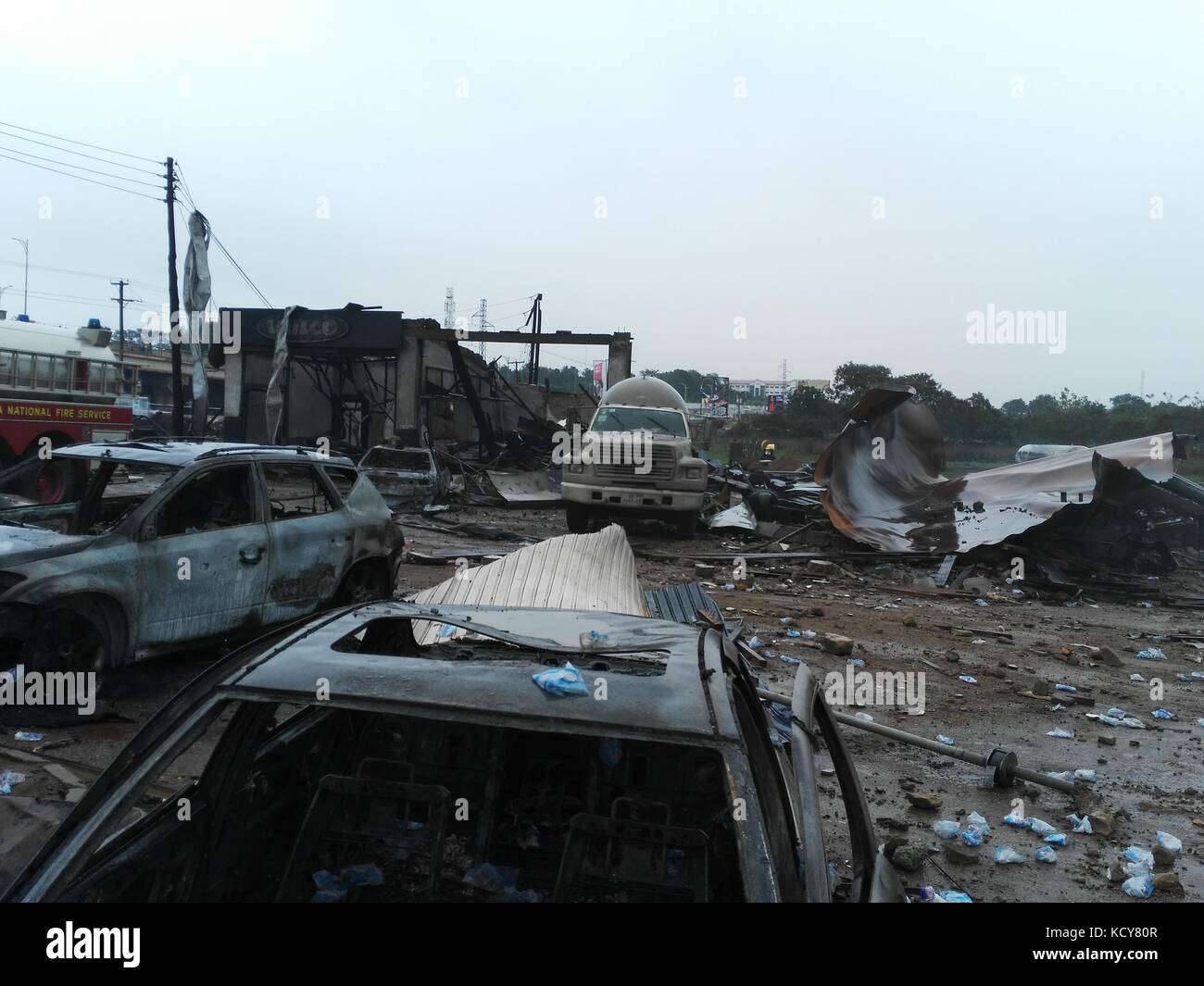 Accra, Ghana. 8th Oct, 2017. Wreckage of cars are seen at the explosion site of a gas station in north Accra, capital of Ghana, Oct. 8, 2017. The number of people killed in the Saturday night gas explosion at a fuel station in Ghana's capital city Accra has gone up to six, with 35 injured, deputy spokesman of the Ghana National Fire Service (GNFS) Prince Billy Anaglate told Xinhua on Sunday. Credit: Justice Adoboe/Xinhua/Alamy Live News Stock Photo
