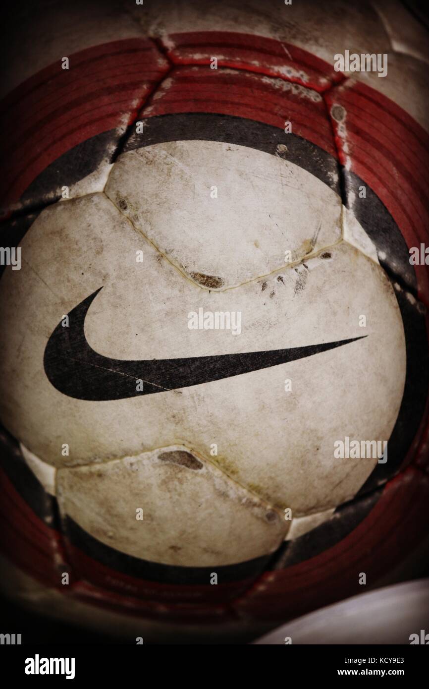 onderpand Bedoel Cirkel Nike logo. Nike football. Old ball Stock Photo - Alamy
