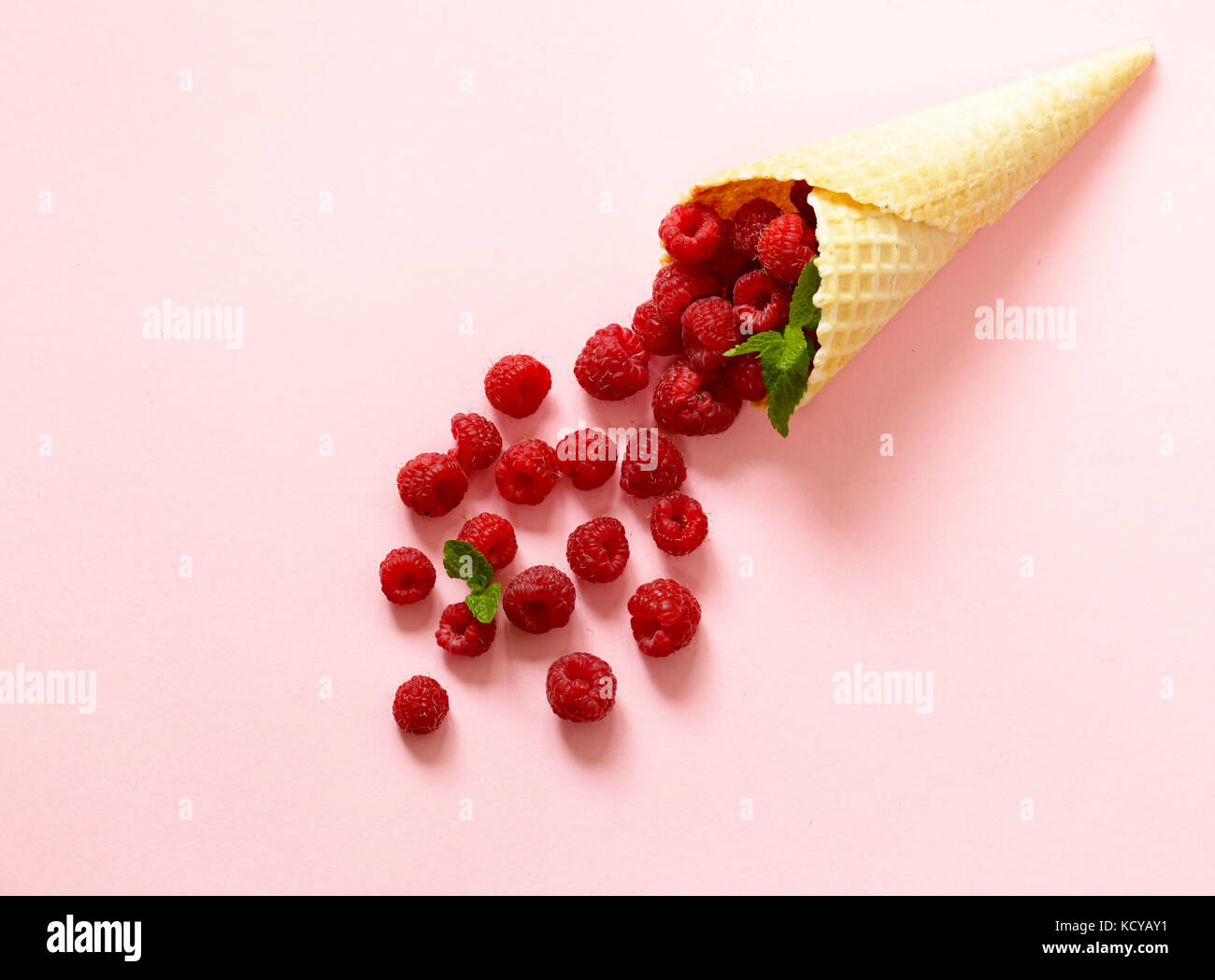 Brite Raspberry Mint ripe organic raspberry berry with mint leaves Stock Photo - Alamy