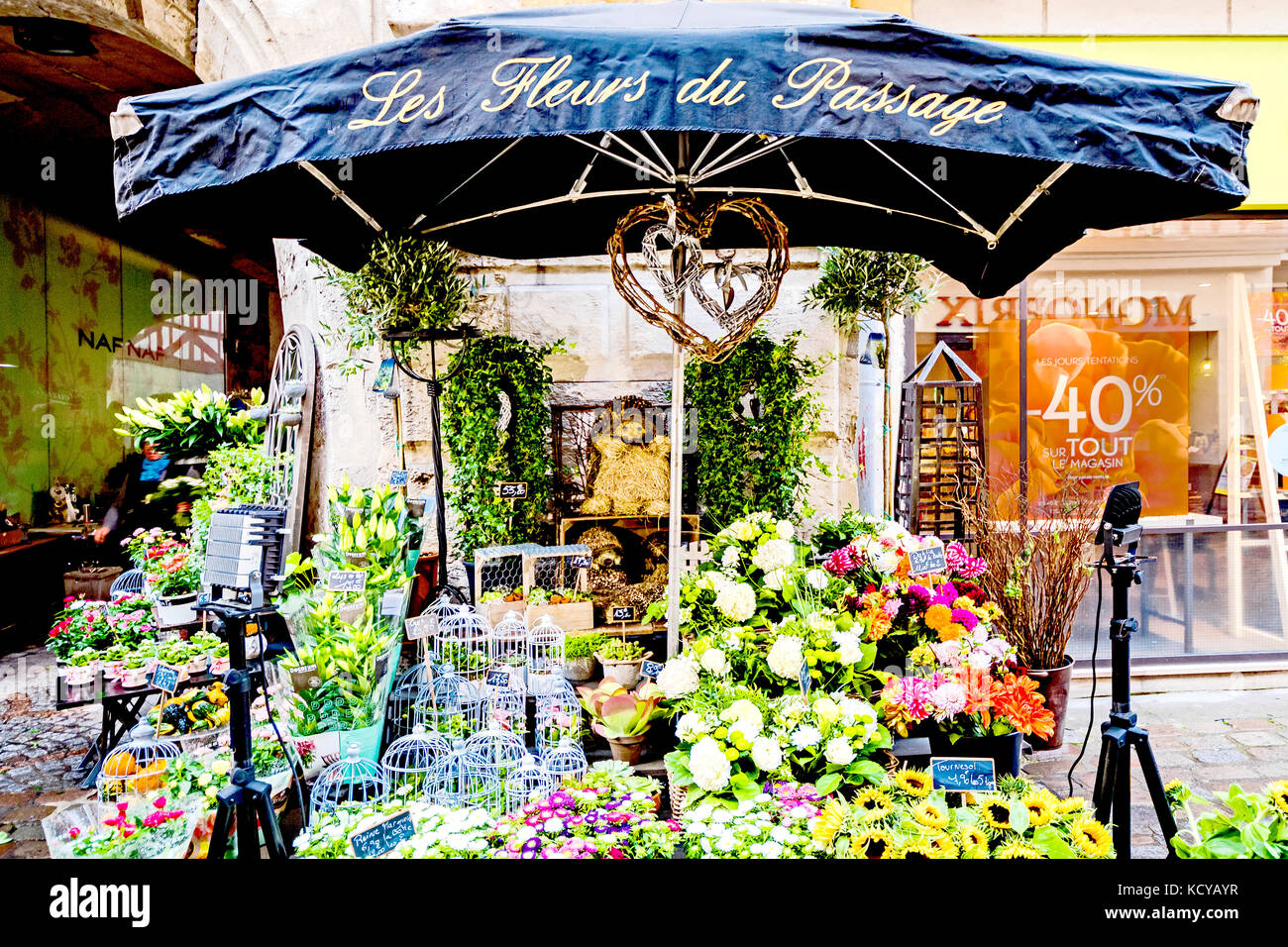 Rouen (Normandy, France): Stall „Les fleurs du Passage“; Blumenstand nahe dem Uhrturm Stock Photo