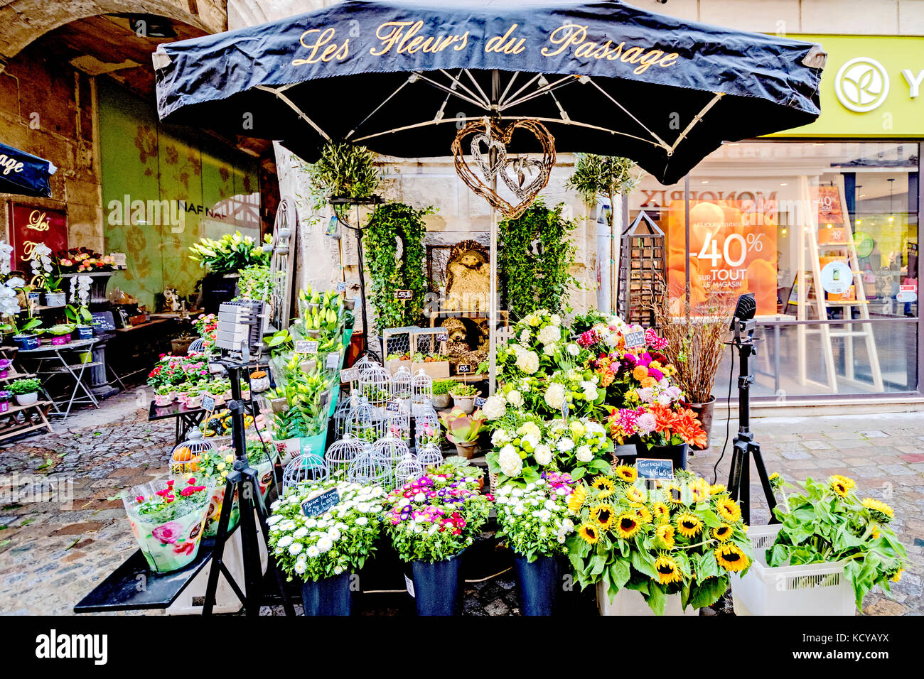 Rouen (Normandy, France): Stall „Les fleurs du Passage“; Blumenstand nahe dem Uhrturm Stock Photo