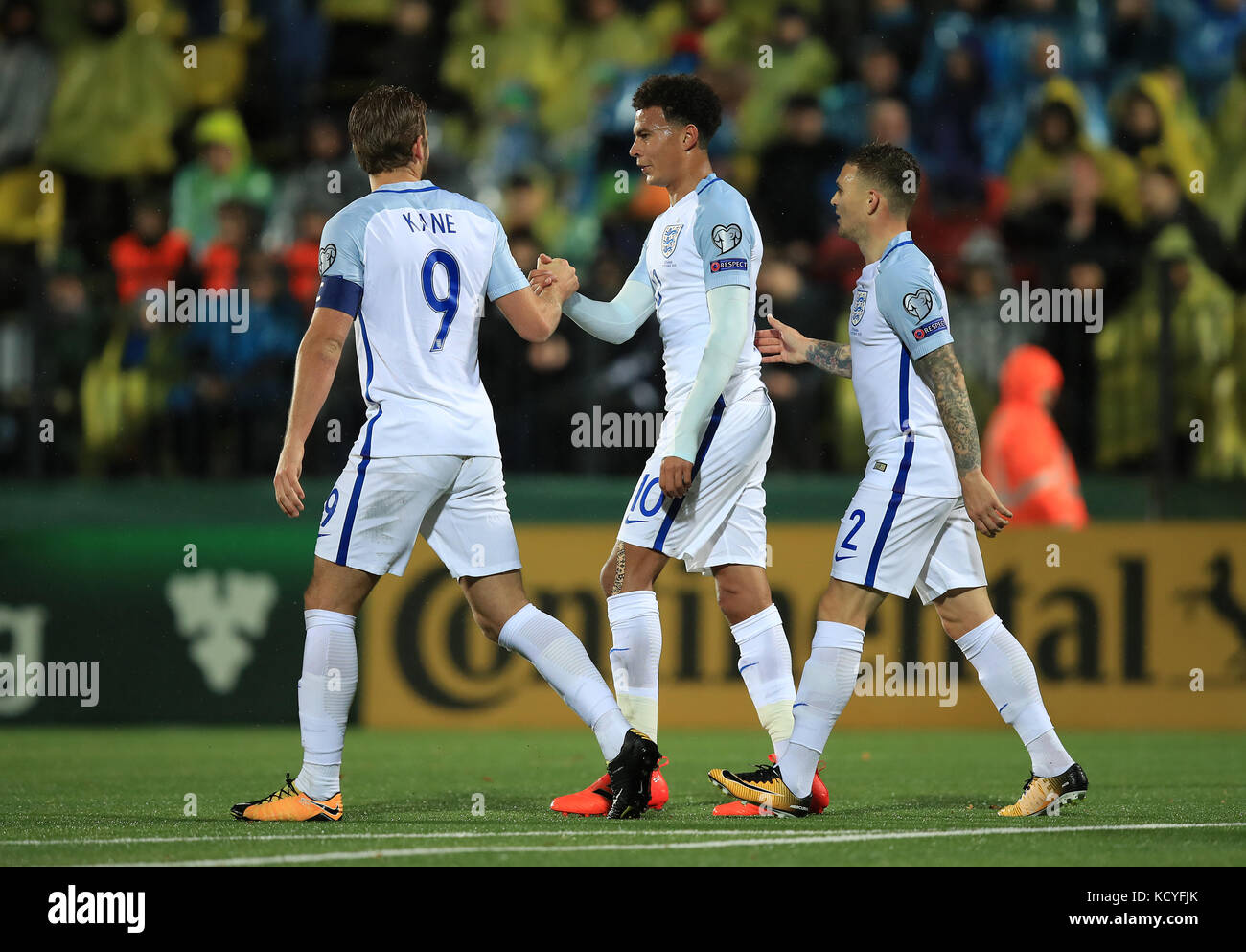 England's Harry Kane (left) celebrates with teammates Dele Alli