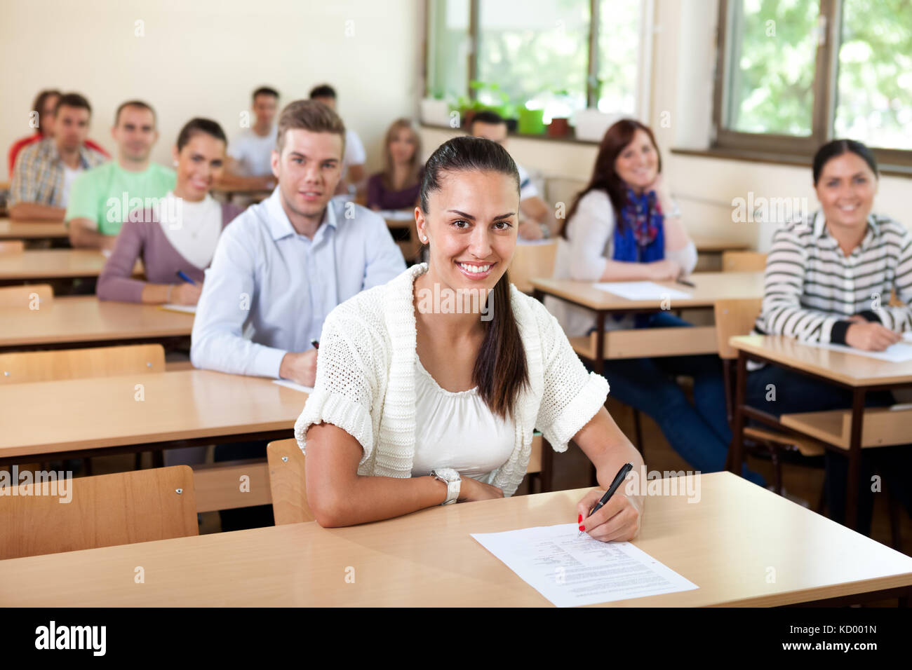 Будет сидеть на уроке и. Студент за партой. Студент сидит за партой. Студенты сидят в классе. Подросток за партой.