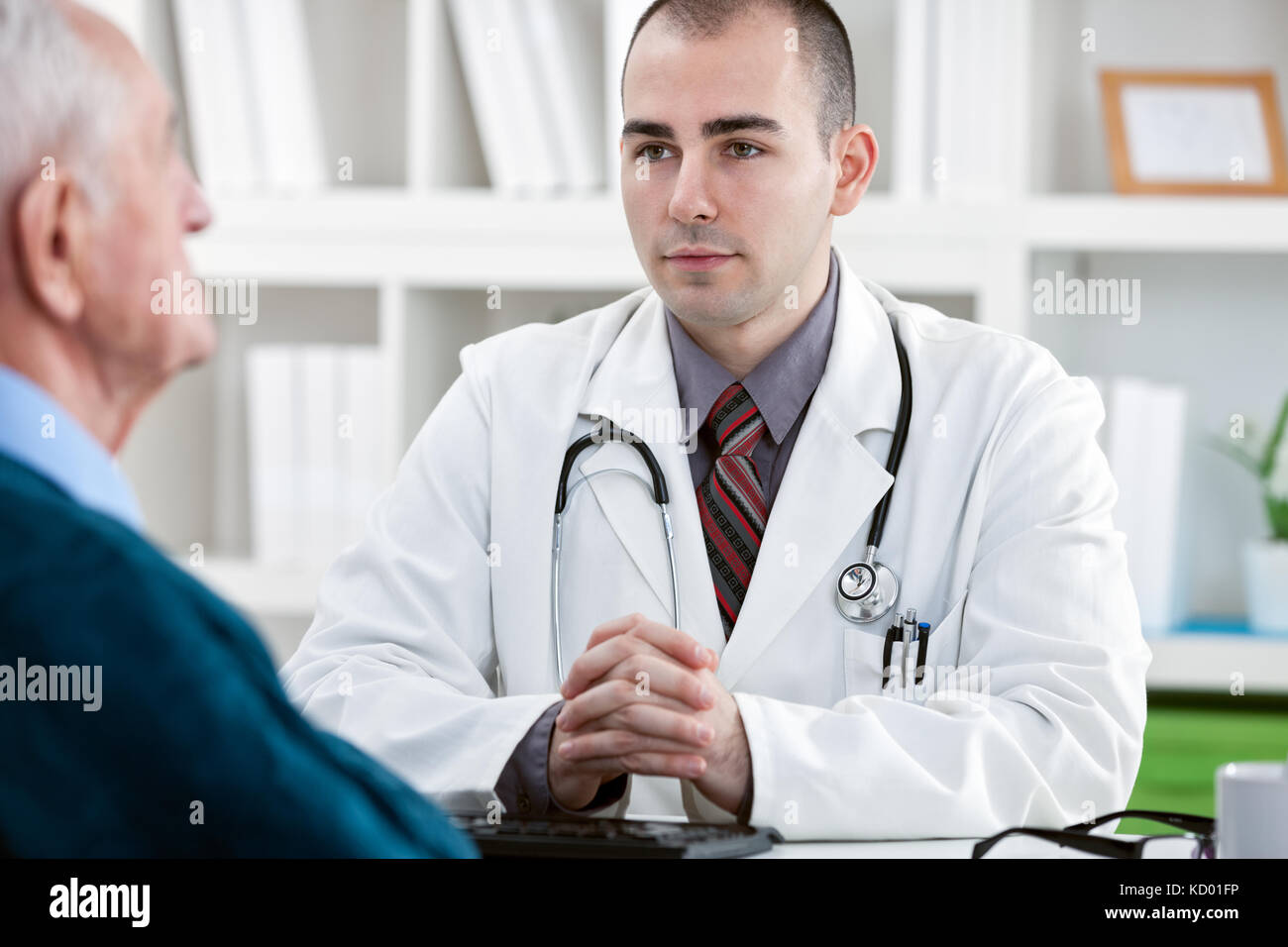 врач скрыть. день дерматовенеролога. индийский врач фото в руке. доктор с пациентом. врач скрыть.